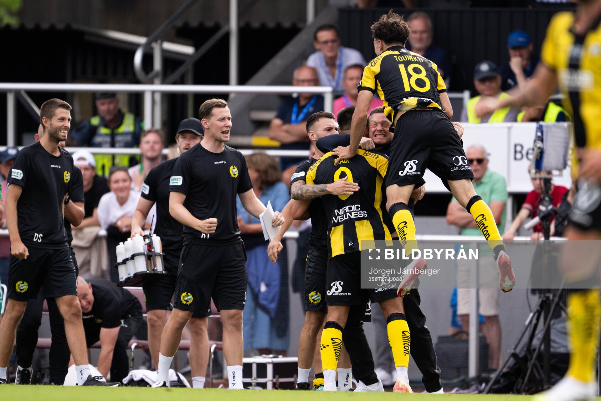 Hammarbys tränare Kim Hellberg jublar med Jusef Erabi