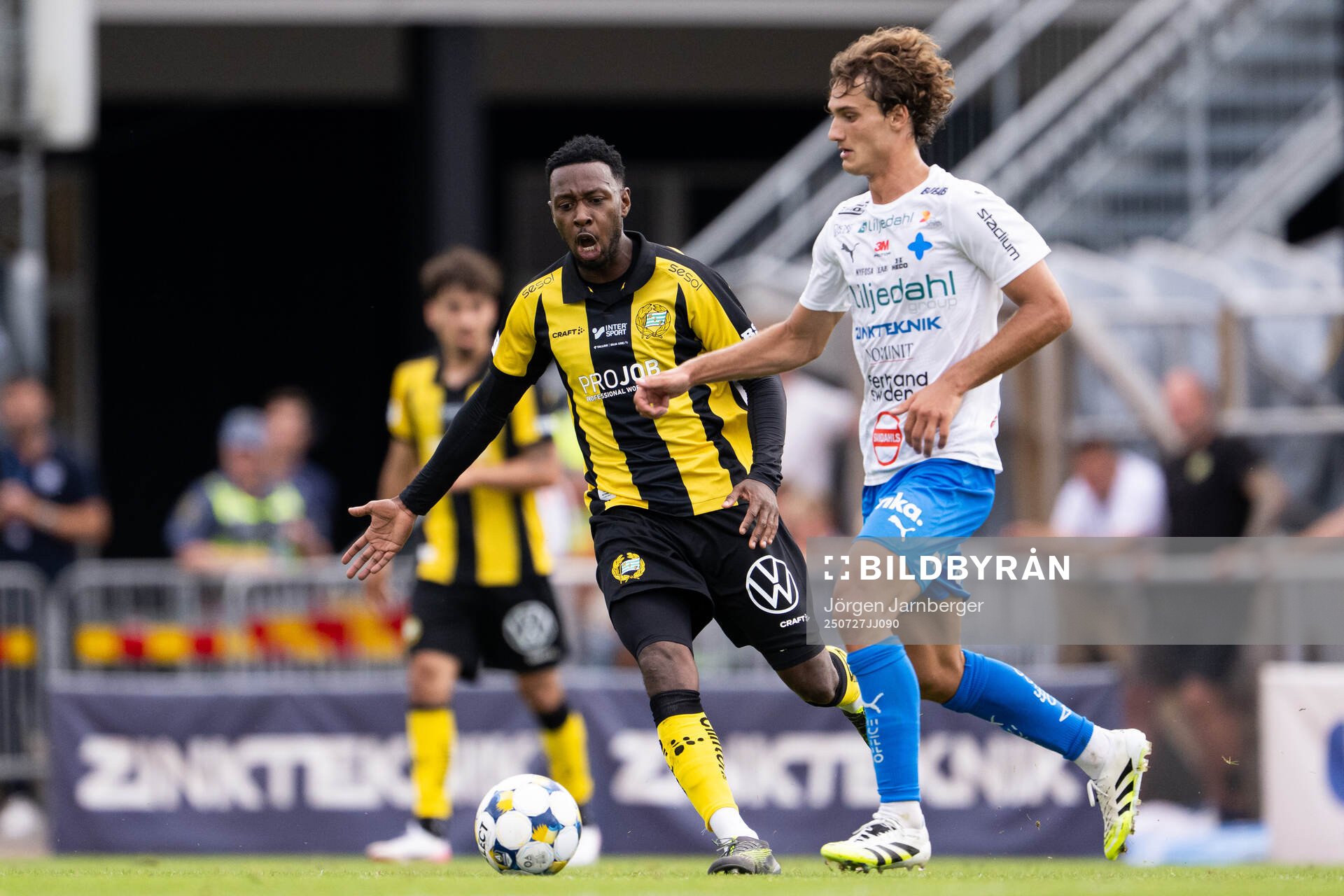 Hammarbys Shaquille Pinas och Värnamos Antonio Kujundzic