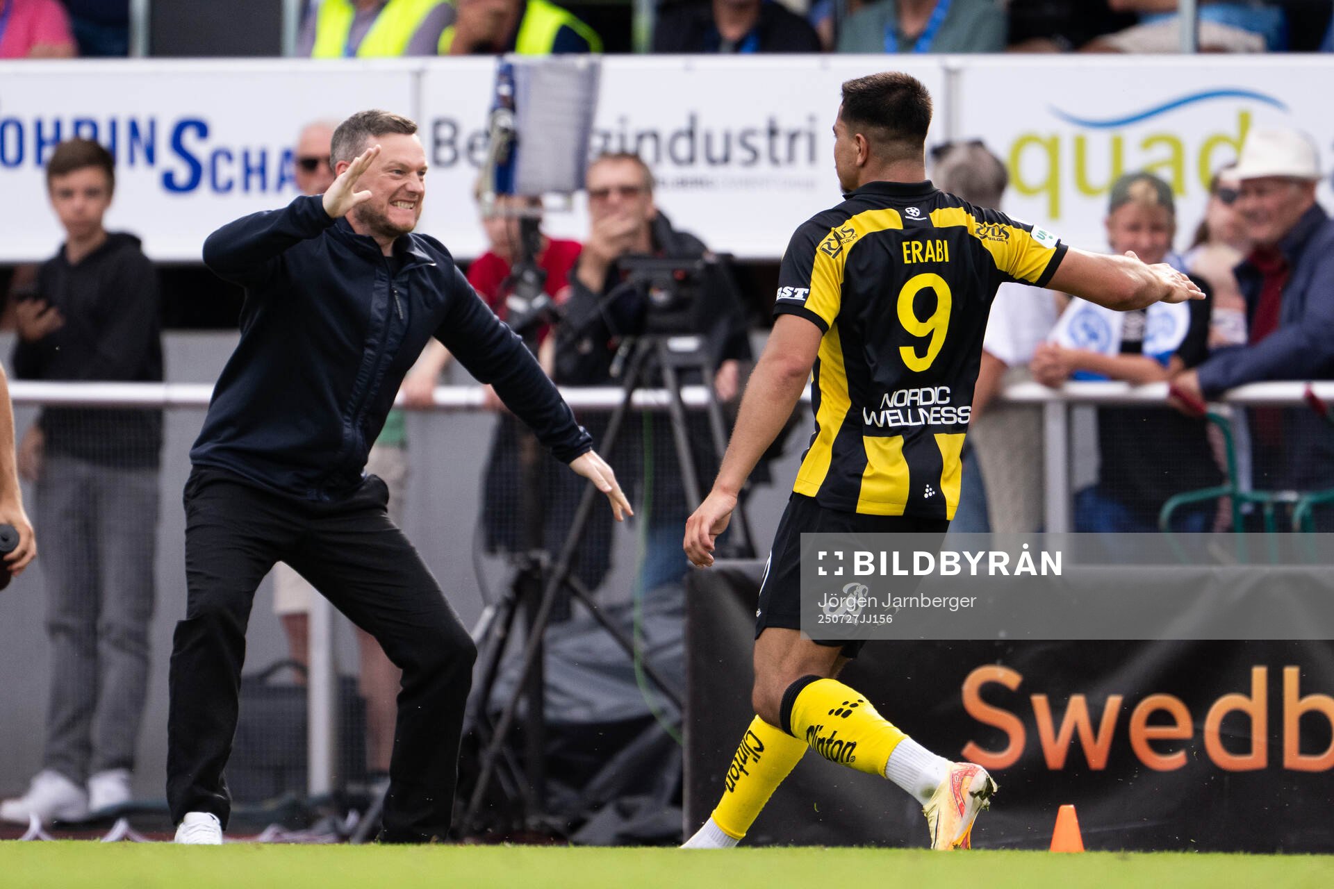 Hammarbys tränare Kim Hellberg och Jusef Erabi jublar