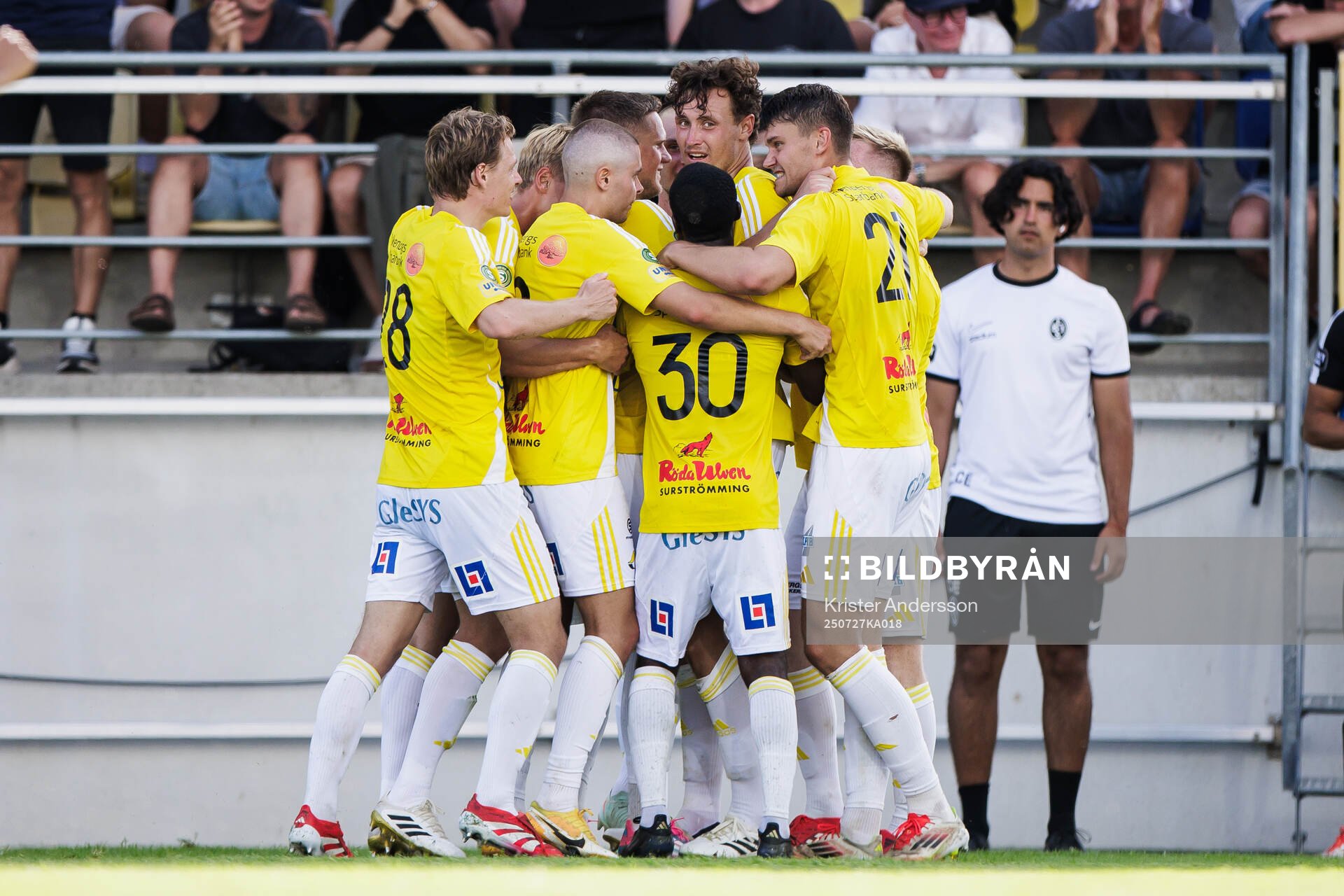 Falkenbergs Alexander Salo jublar med lagkamrater