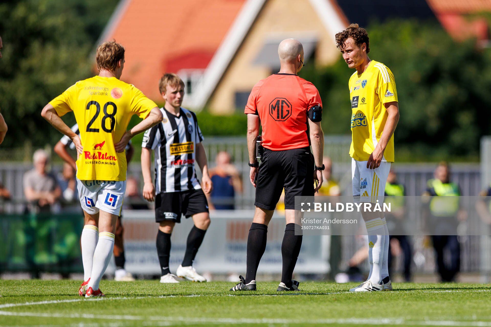 Domare Pontus Olofsson i diskussion med Falkenbergs