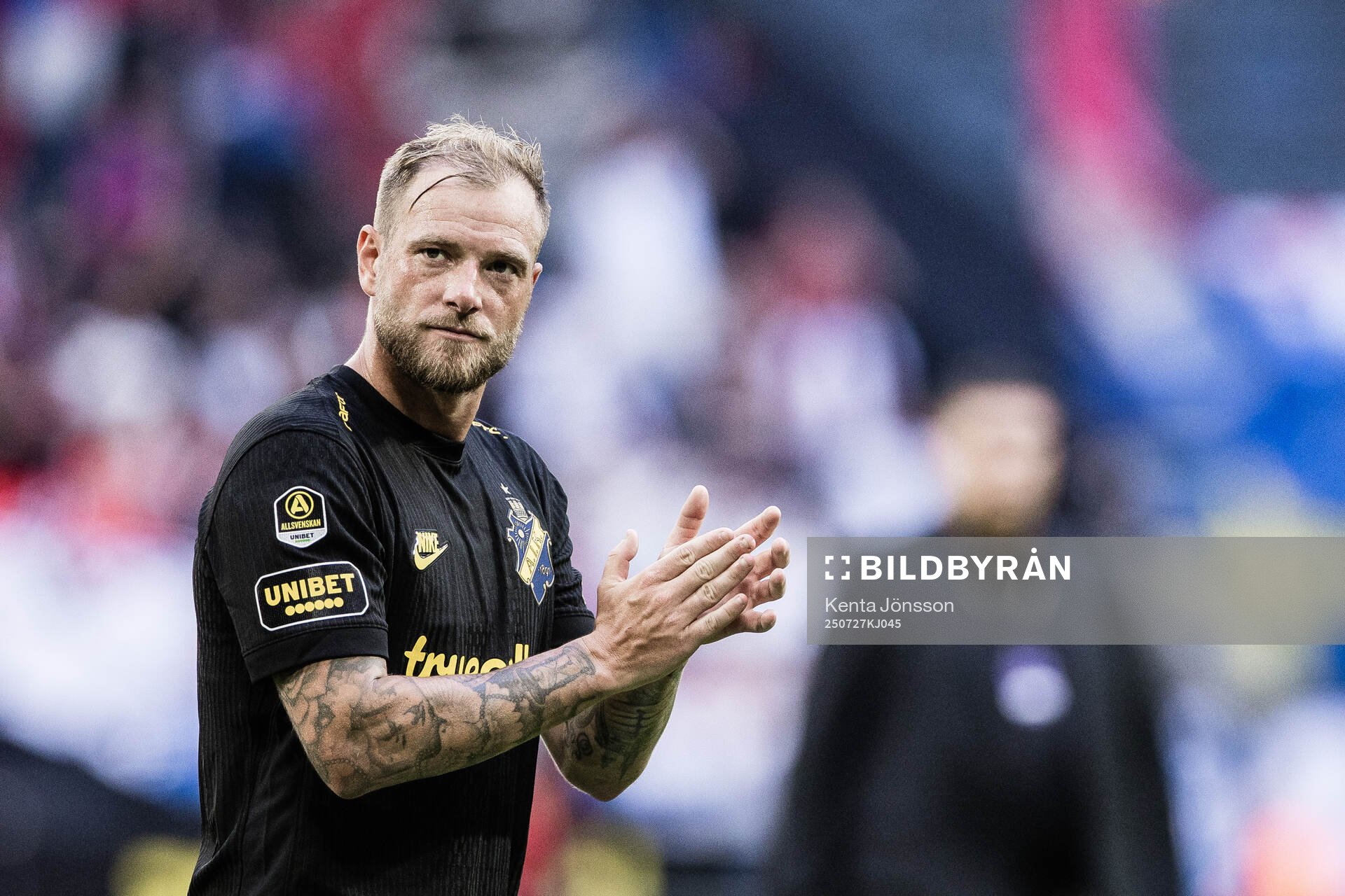 AIKs John Guidetti applåderar publiken