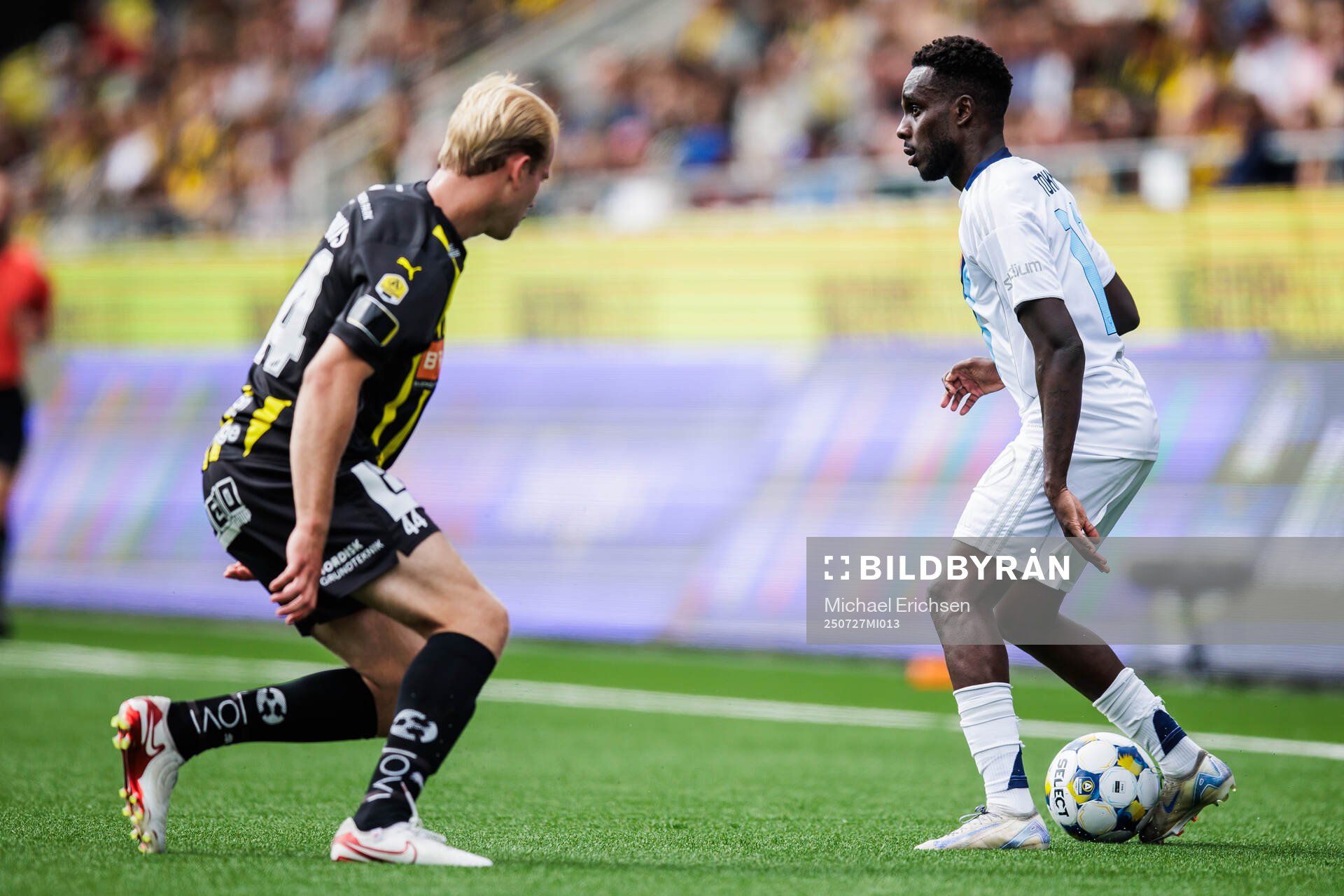 Djurgårdens Tokmac Nguen och Häckens Harry Hilvenius