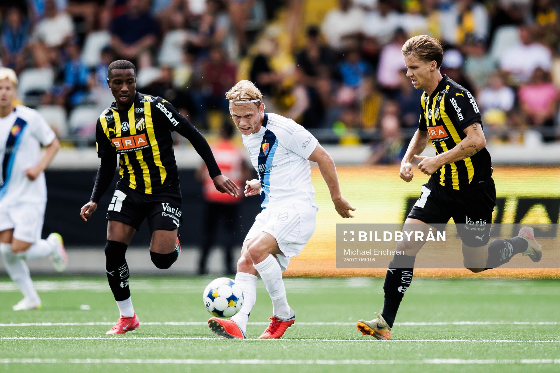 Djurgårdens Tobias Gulliksen mot Häckens Sanders Ngabo