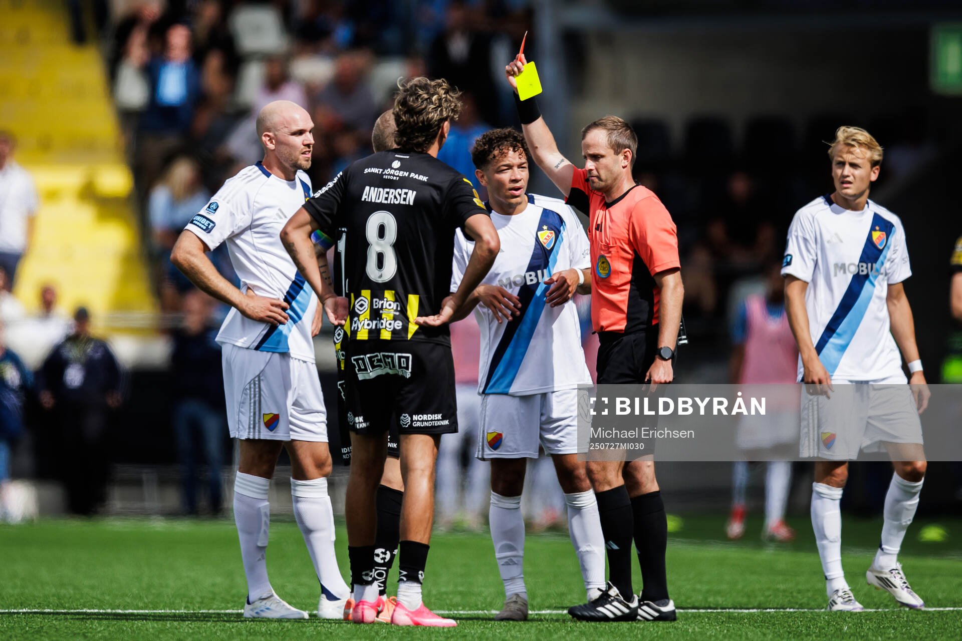 Häckens Simon Gustafson blir utvisad av Domare Richard