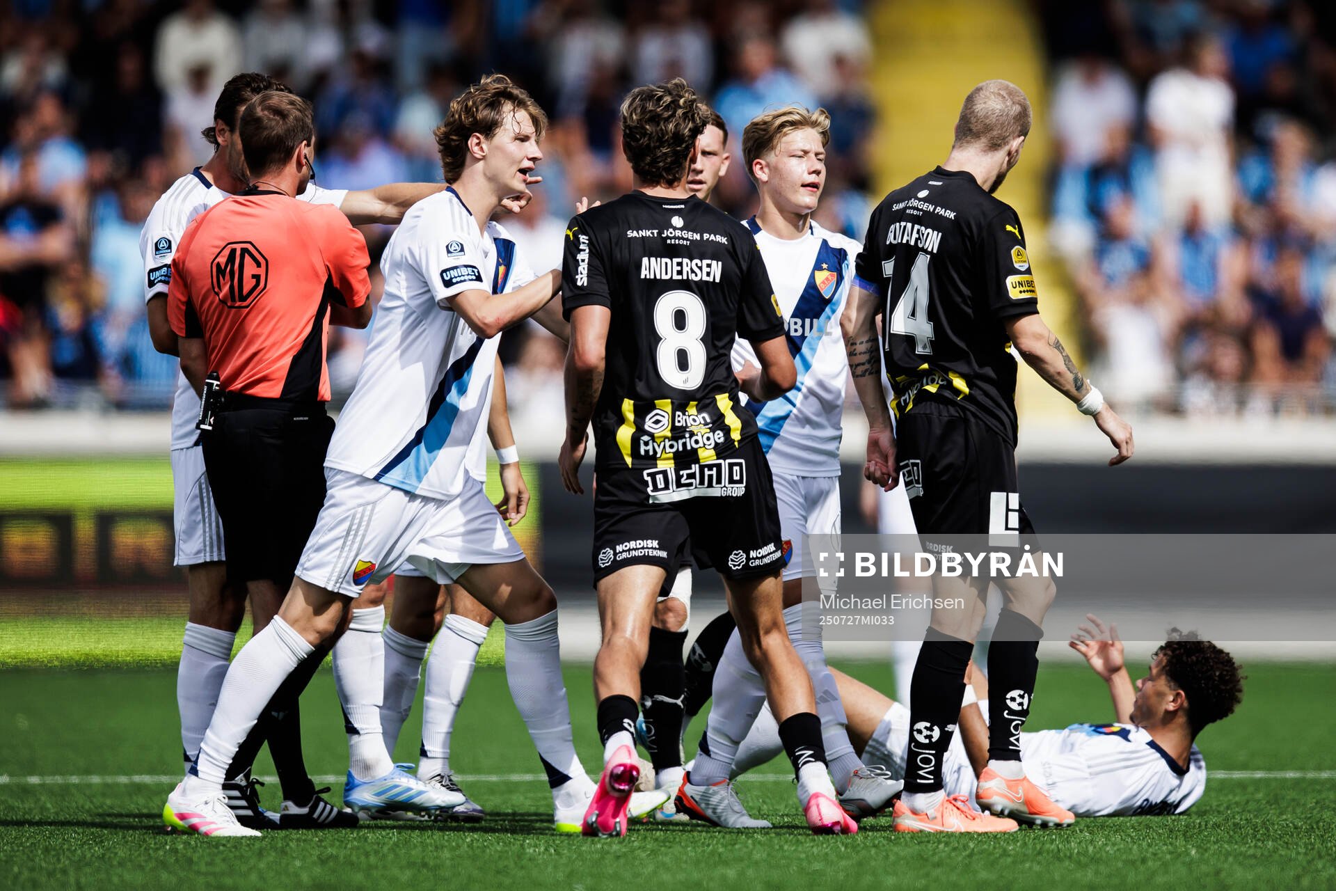 Häckens Simon Gustafson och Djurgårdens Mikael Anderson