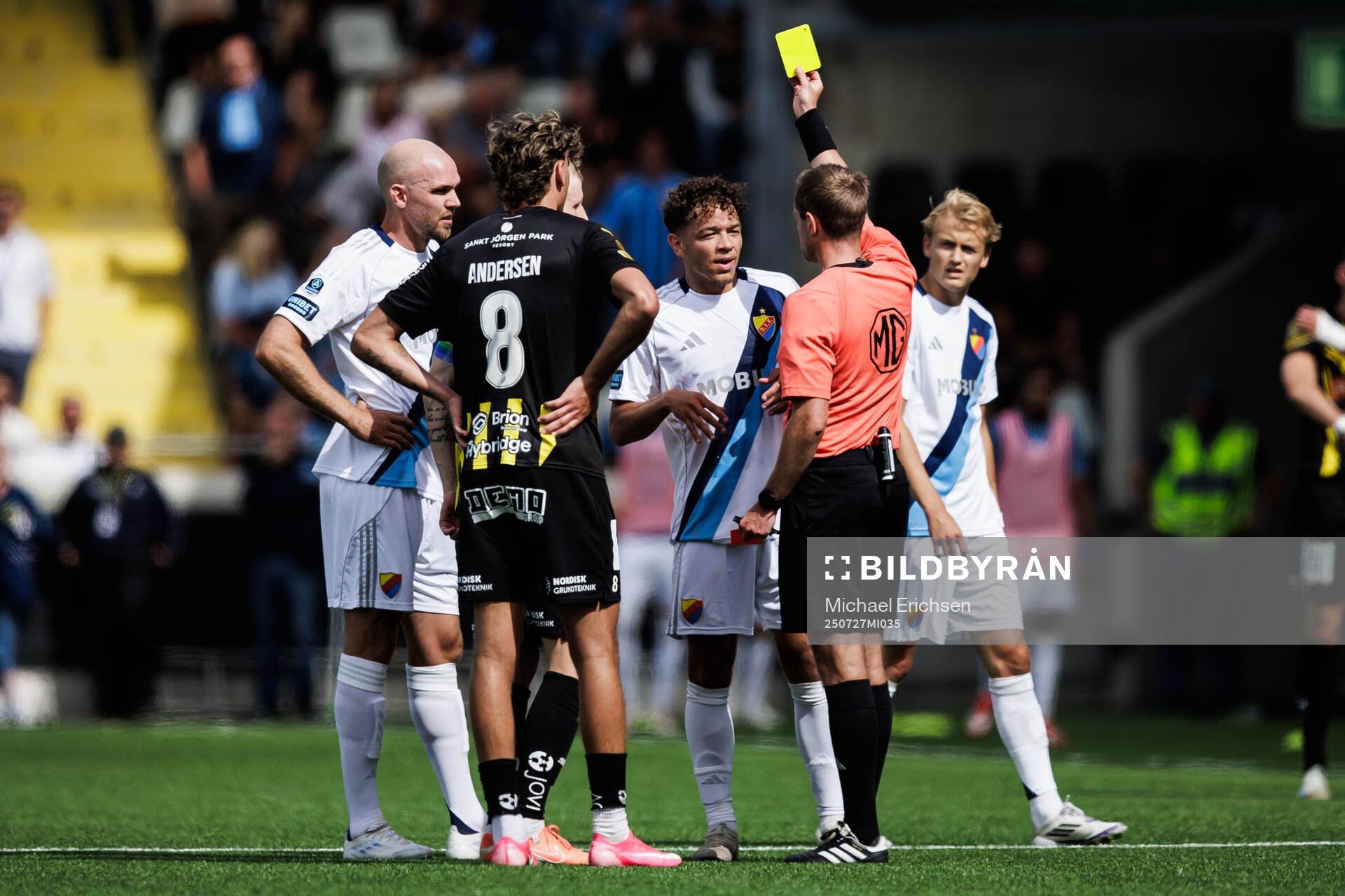 Djurgårdens Mikael Anderson blir varnad av Domare Richard