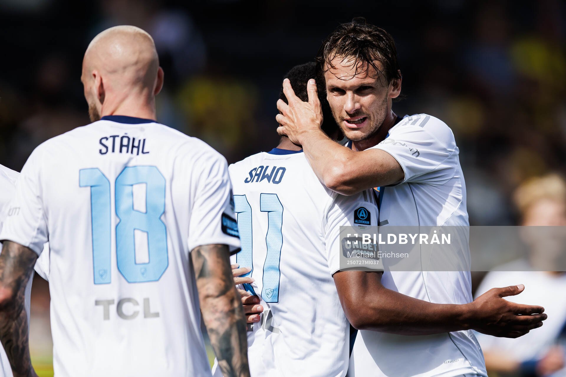 Djurgårdens Zakaria Sawo och Albin Ekdal jublar