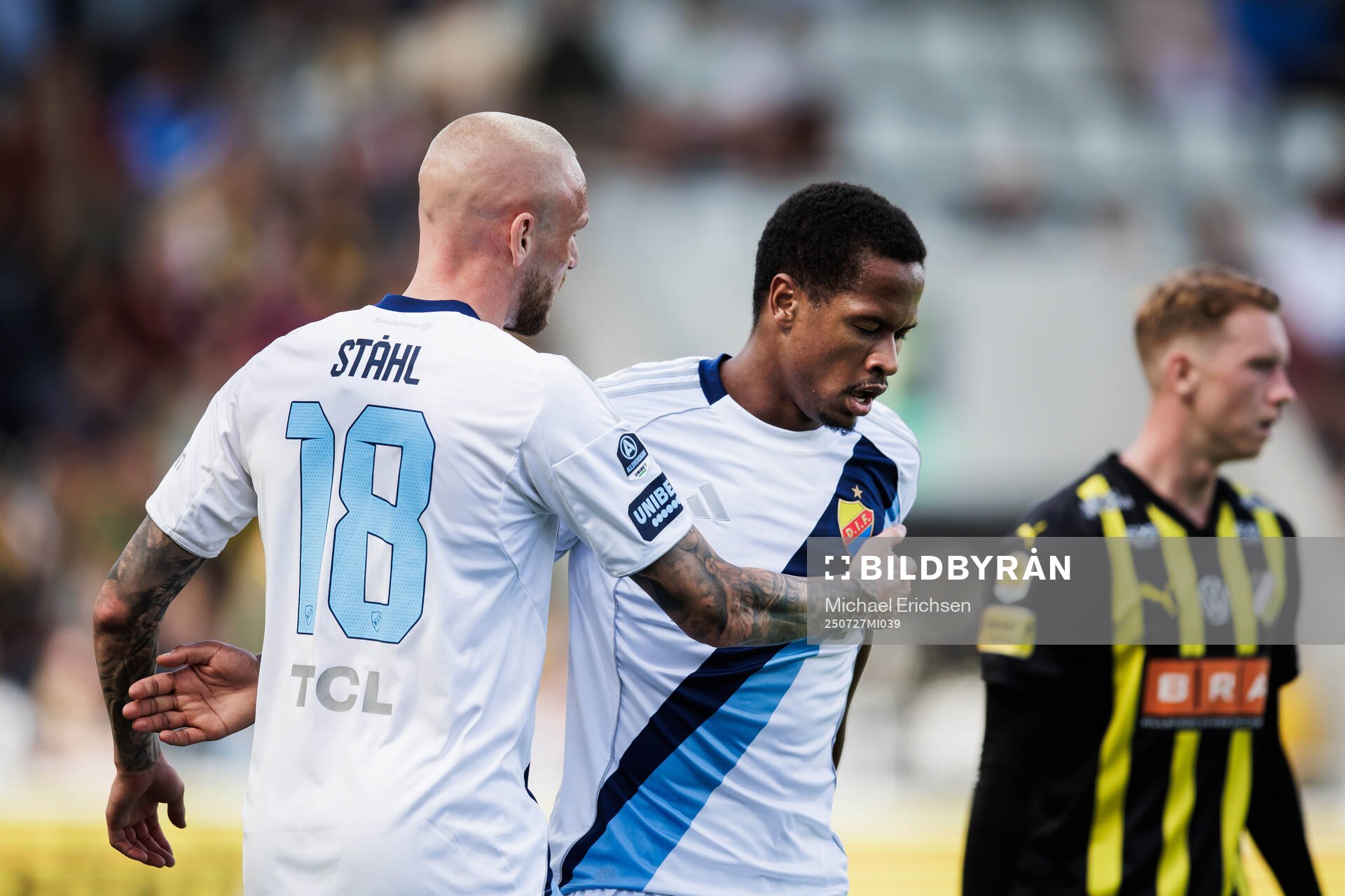 Djurgårdens Adam Ståhl och Zakaria Sawo jublar