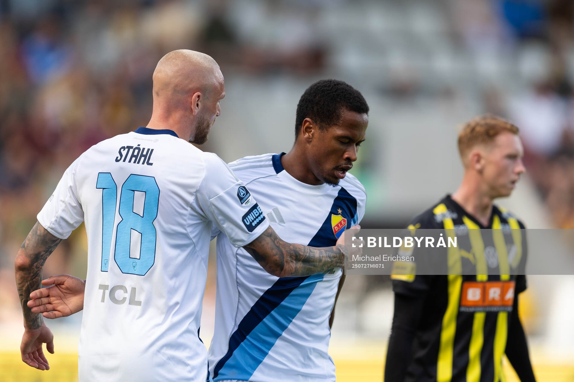 Djurgårdens Zakaria Sawo jublar ihop med Adam Ståhl