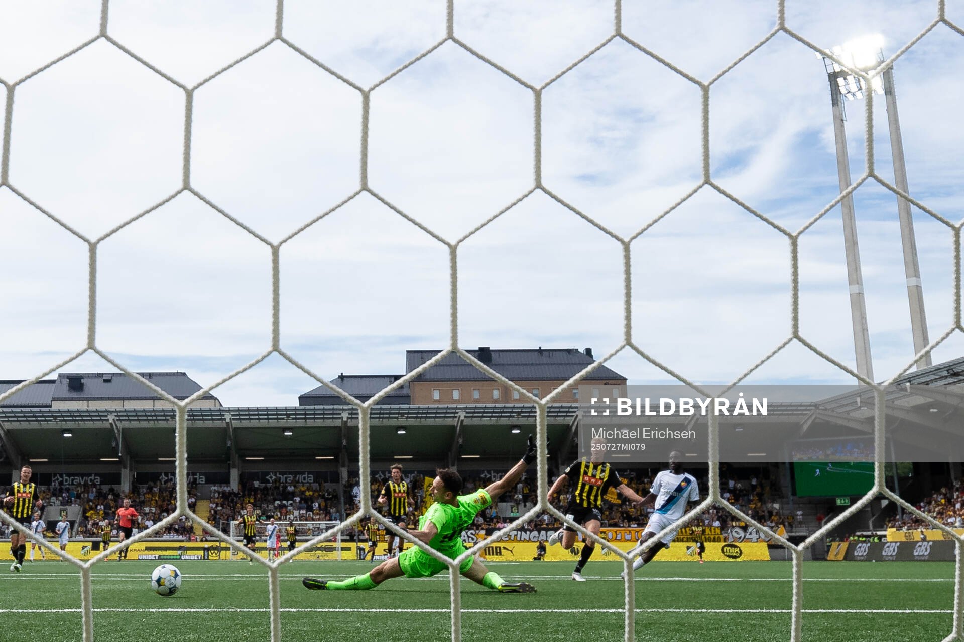 Djurgårdens Tokmac Nguen skjuter 0-3 på Häckens målvakt