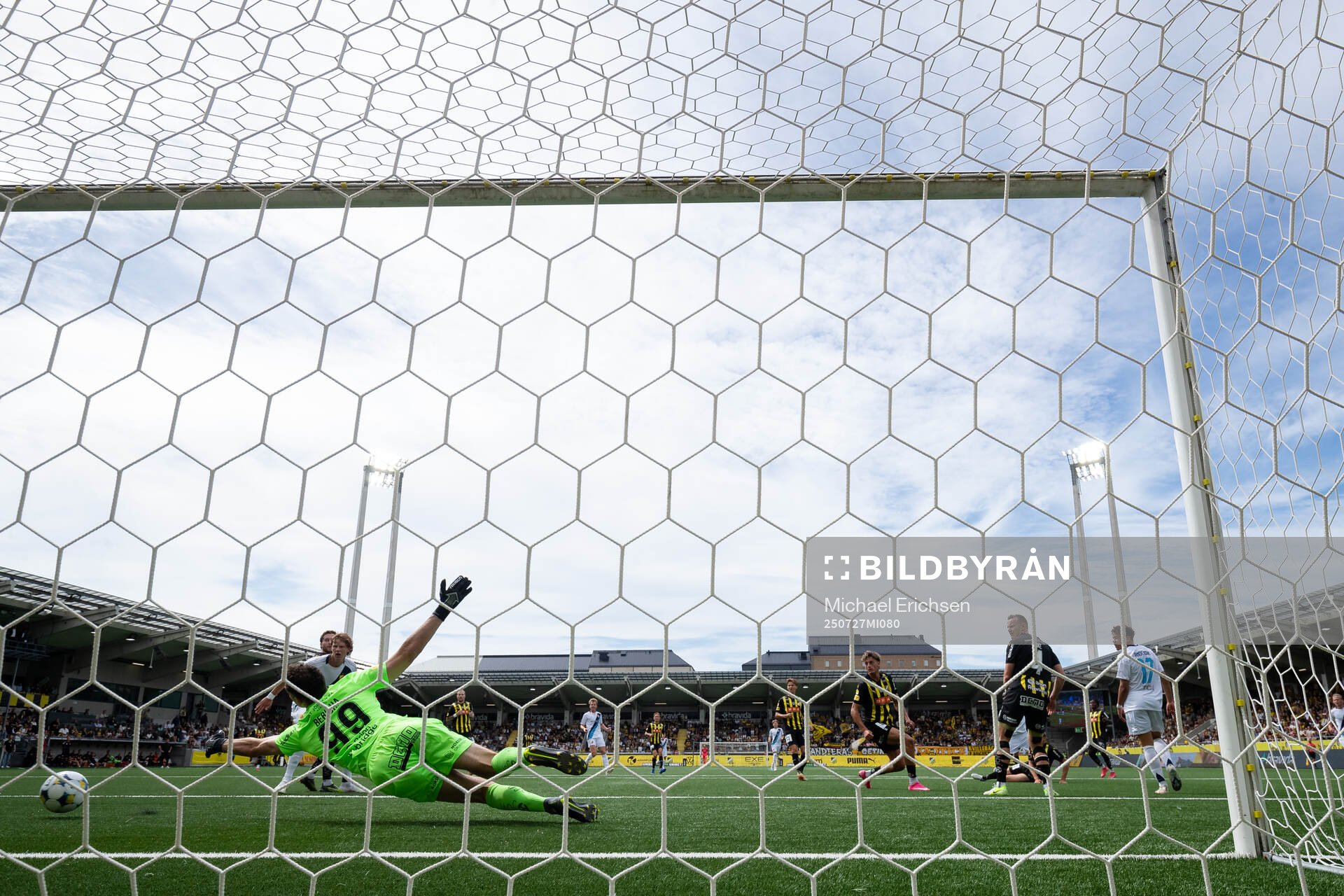 Djurgårdens Tokmac Nguen skjuter 0-2 på Häckens målvakt