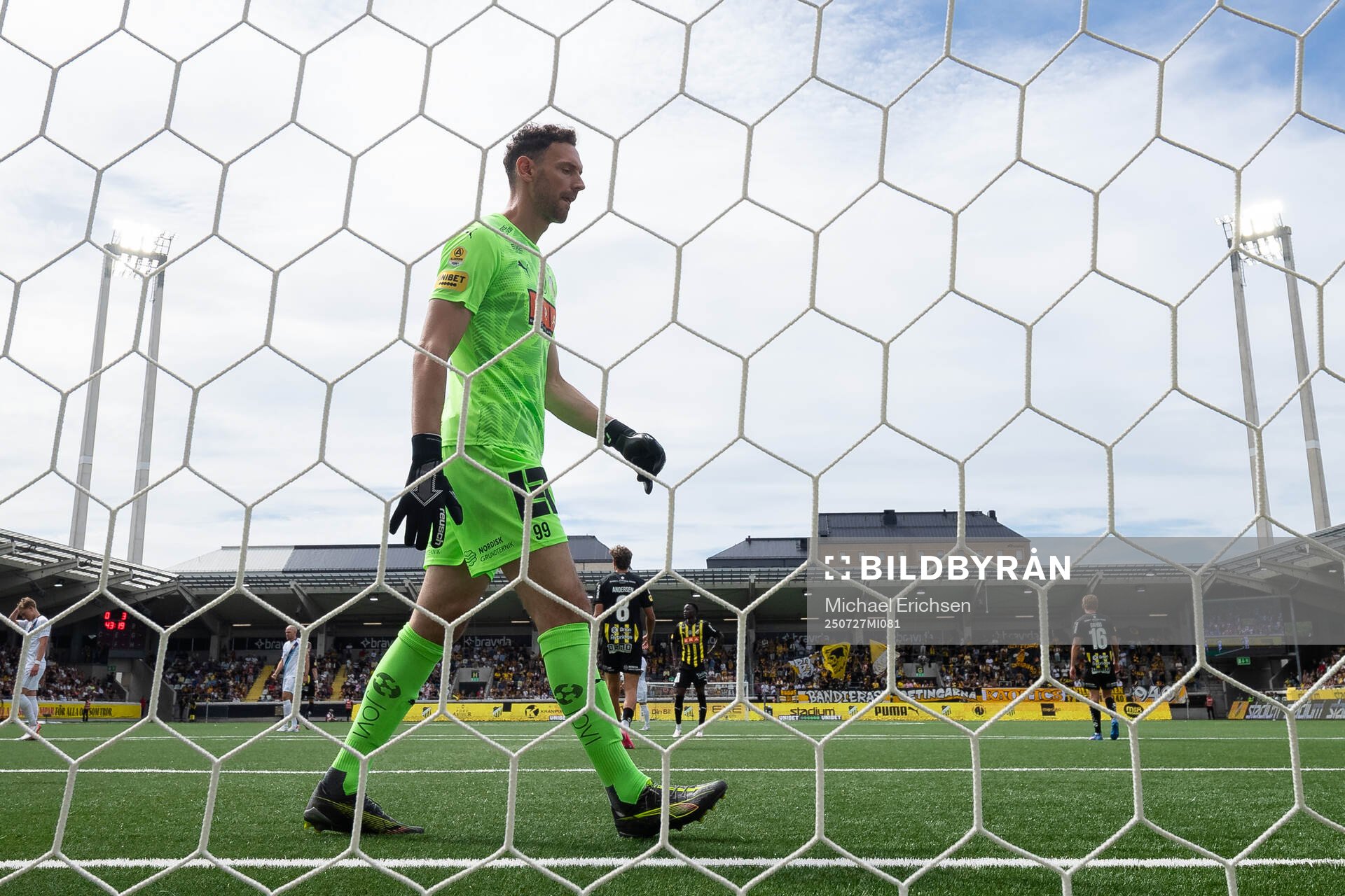 Häckens målvakt Etrit Berisha deppar