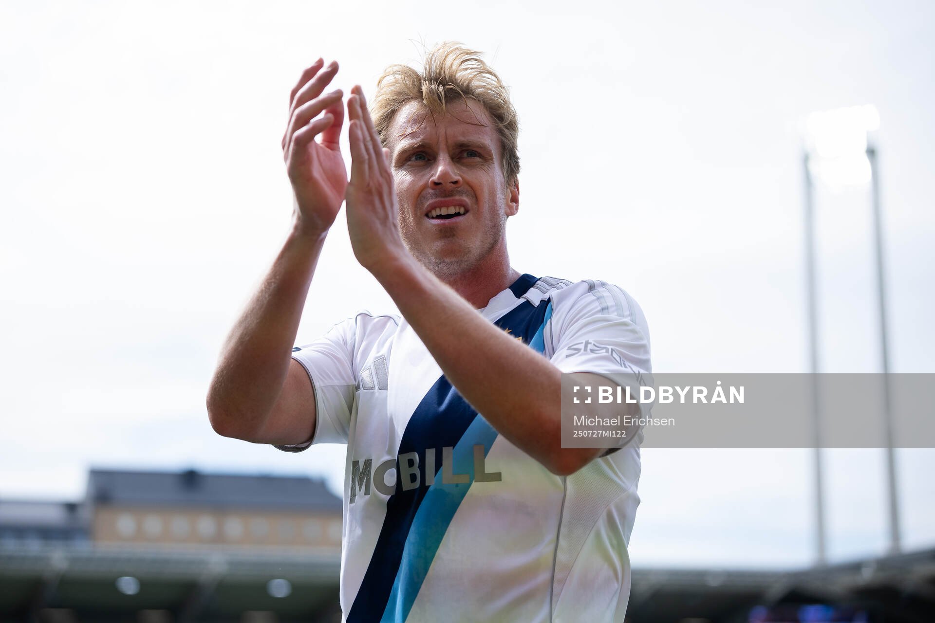 Djurgårdens Rasmus Schuller tackar publiken när han blir