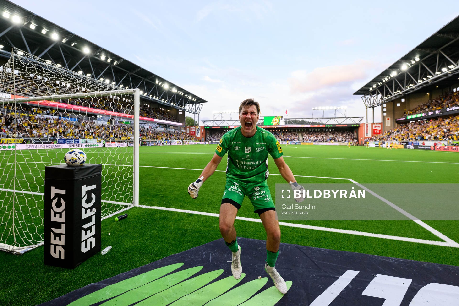 Elfsborgs målvakt Simon Eriksson jublar