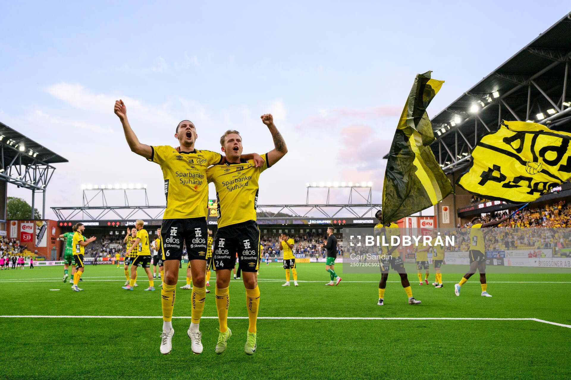 Elfsborgs Rasmus Wikström och Frederik Ihler jublar