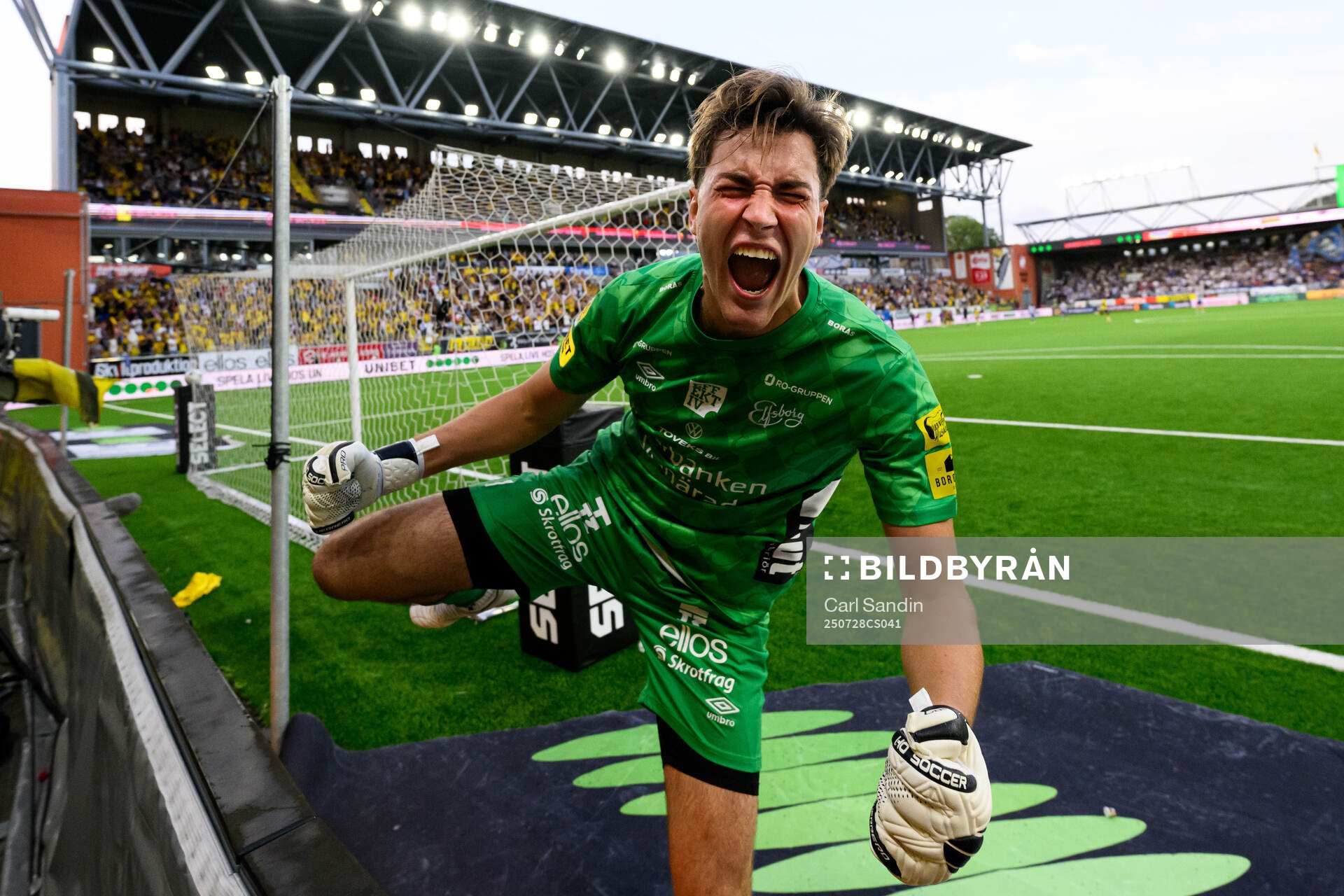 Elfsborgs målvakt Simon Eriksson jublar