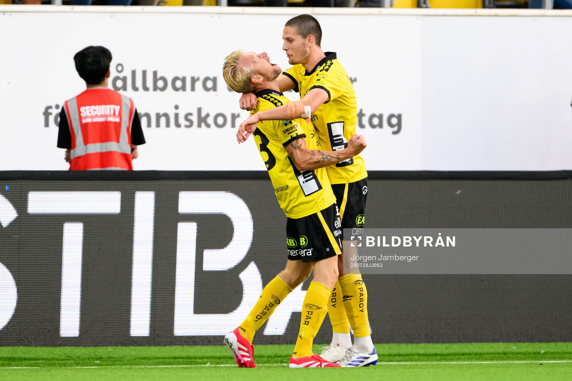 Elfsborgs Johan Larsson och Rasmus Wikström jublar