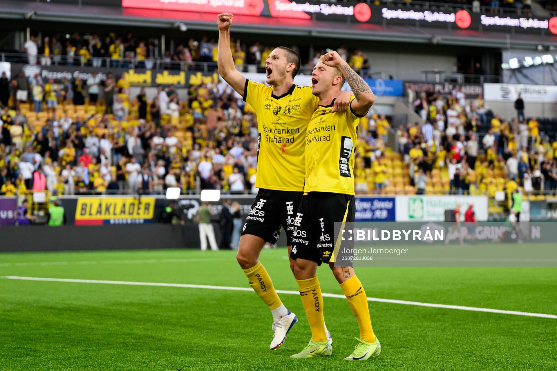 Elfsborgs Rasmus Wikström och Frederik Ihler jublar
