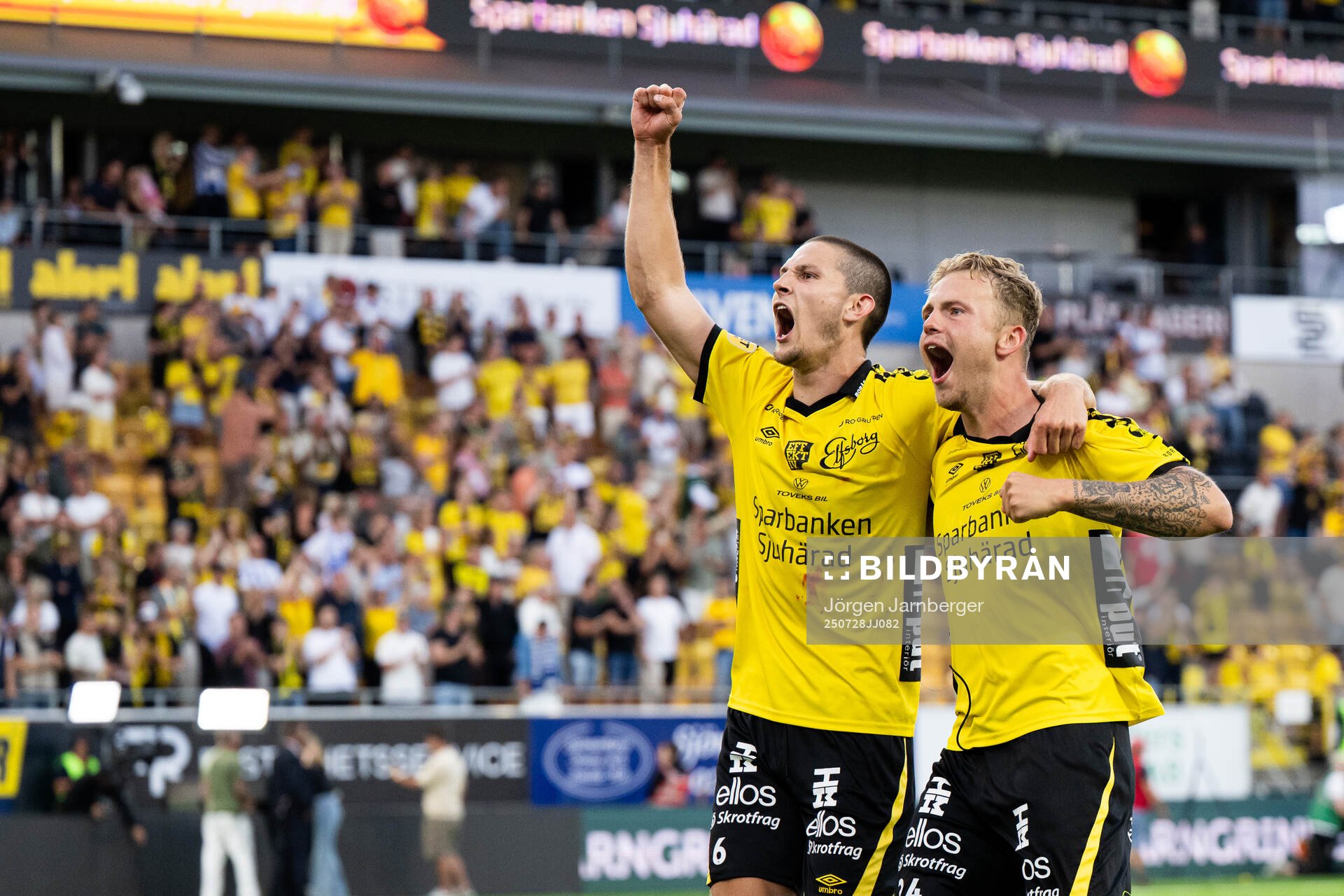 Elfsborgs Rasmus Wikström och Frederik Ihler jublar