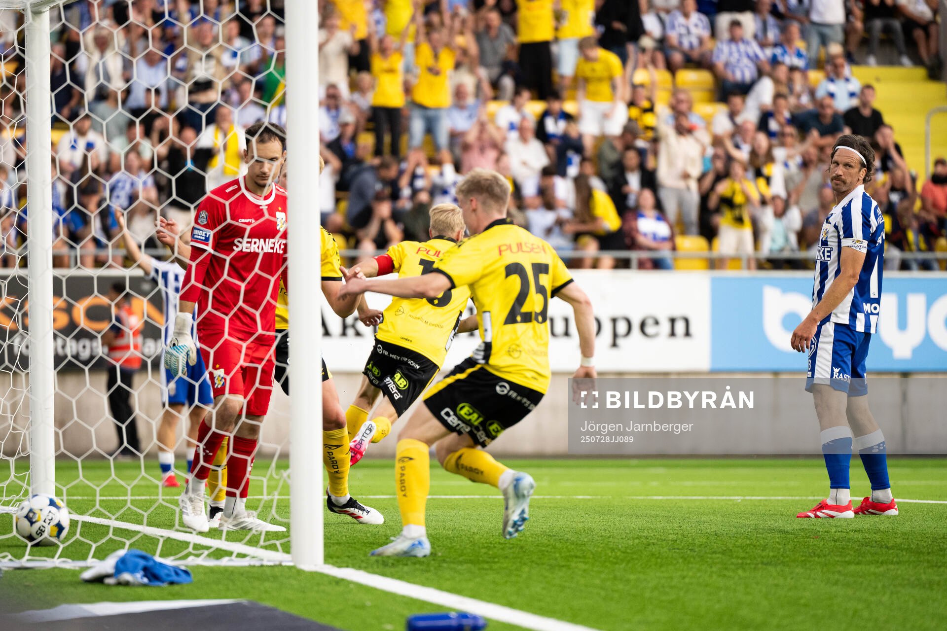 IFK Göteborgs målvakt Elis Bishesari och Gustav Svensson