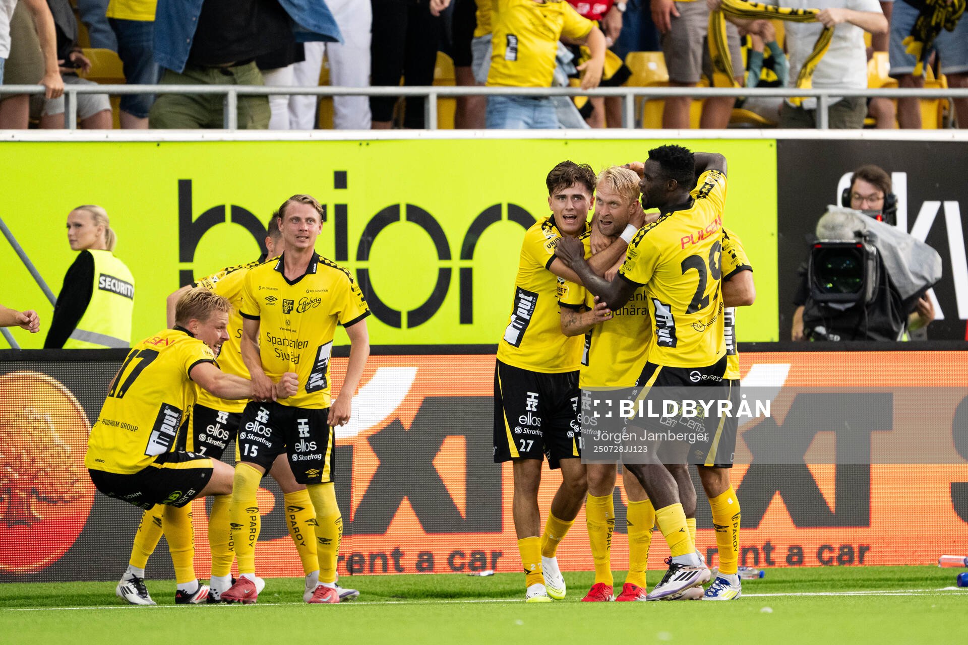 Elfsborgs Johan Larsson jublar