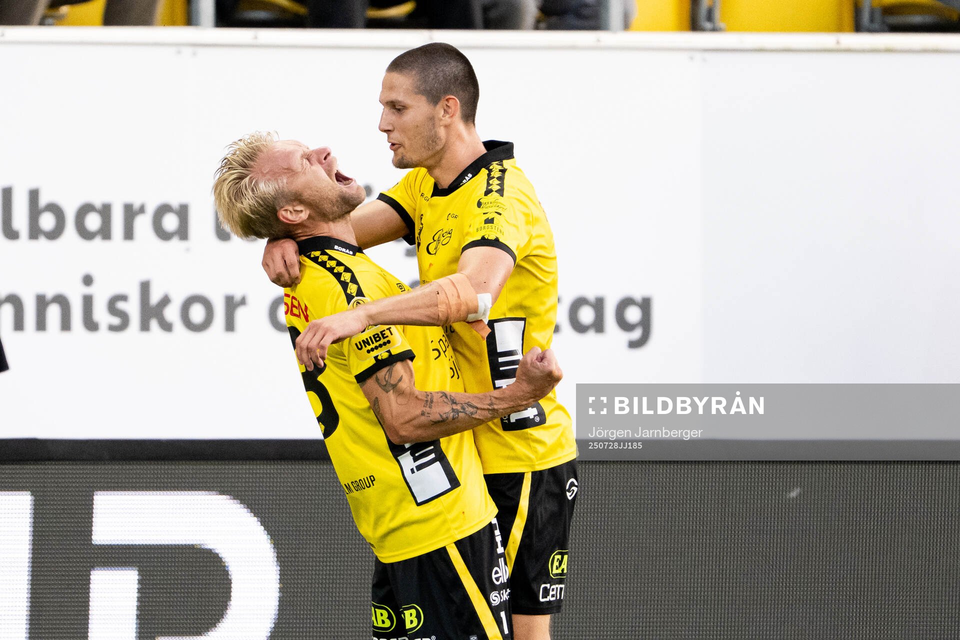 Elfsborgs Johan Larsson jublar med Rasmus Wikström