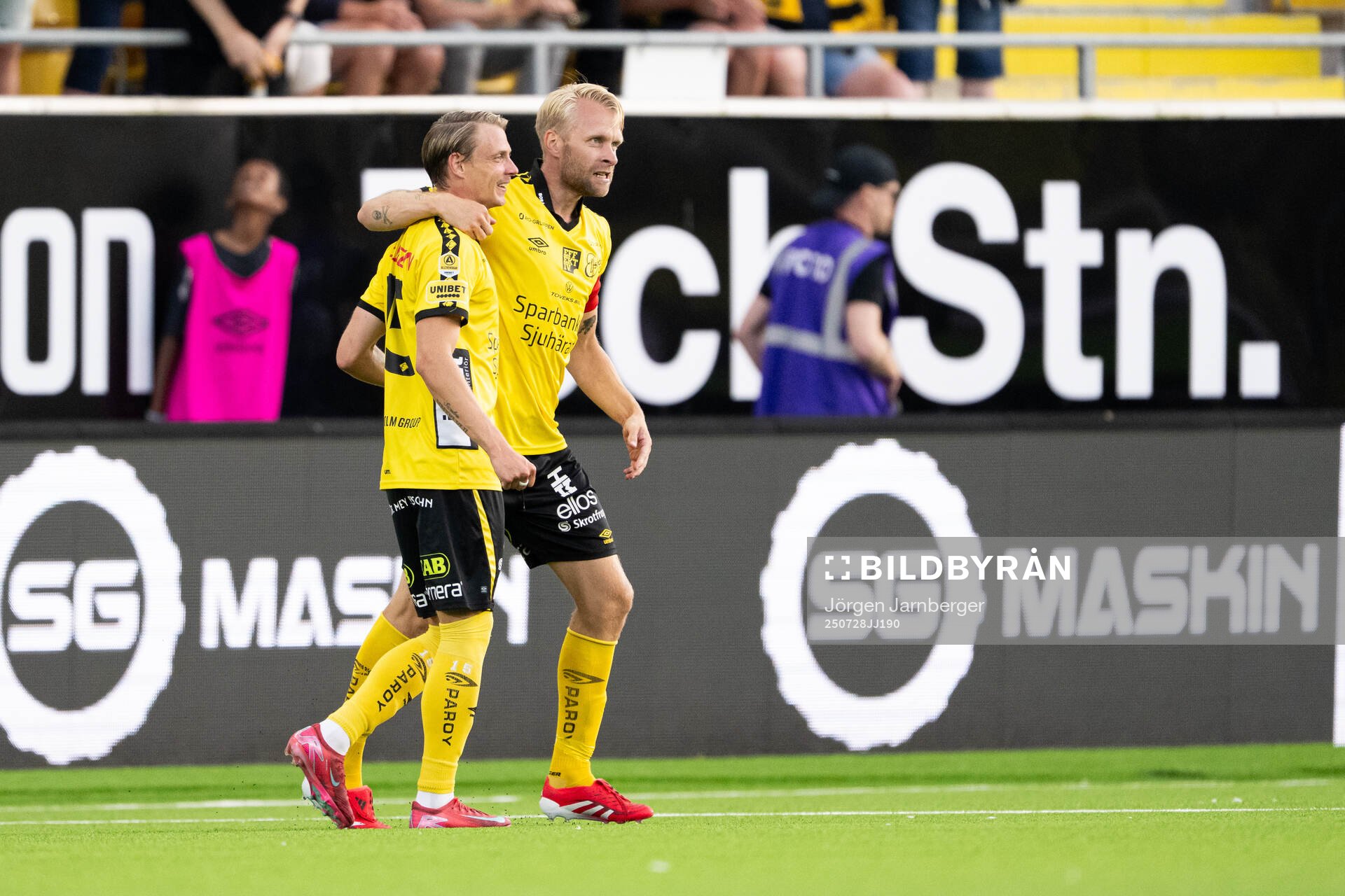 Elfsborgs Johan Larsson jublar med Simon Hedlund