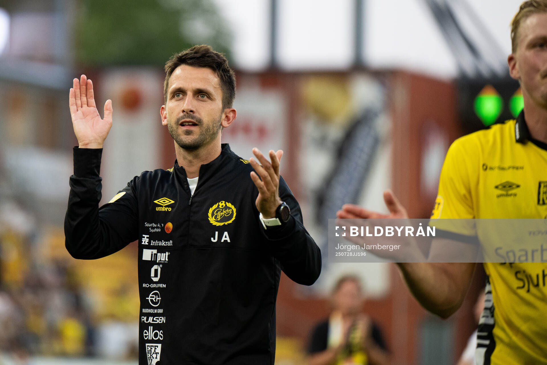 Elfsborgs assisterande tränare Javier Agenjo Duran jublar