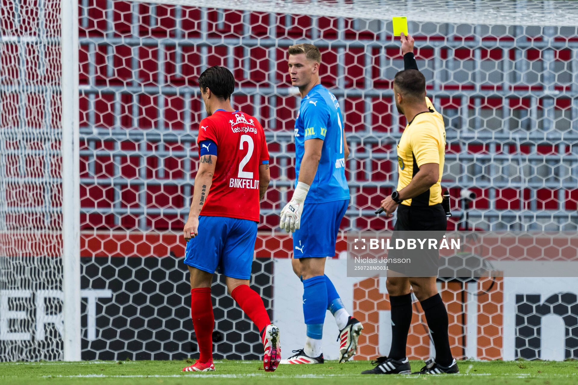 Helsingborgs Jon Birkfeldt blir varnad av Domare Rinon