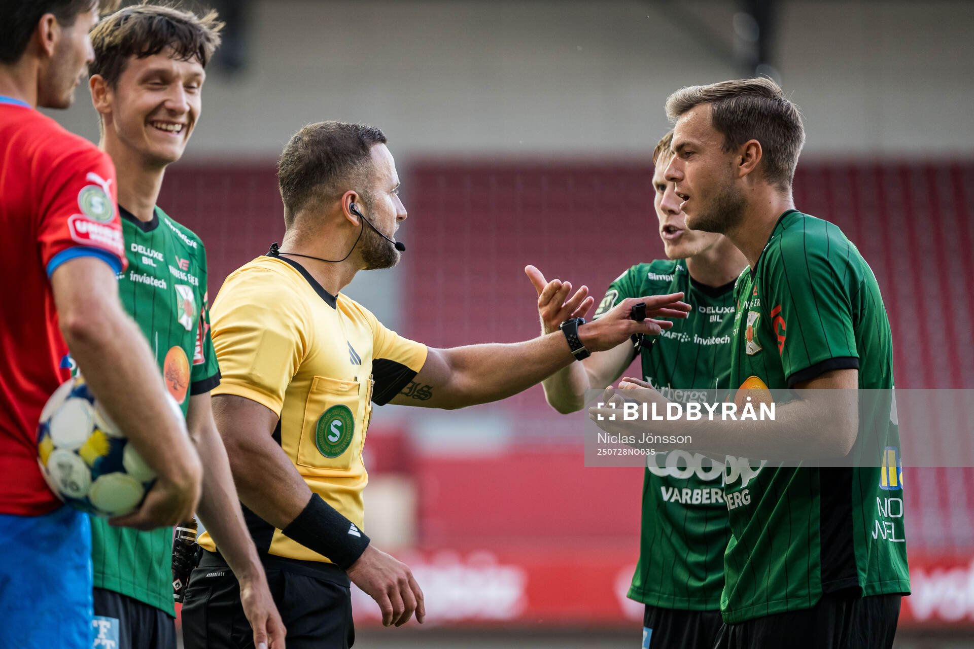 Domare Rinon Hasani och Varbergs Emil Hellman och Albin