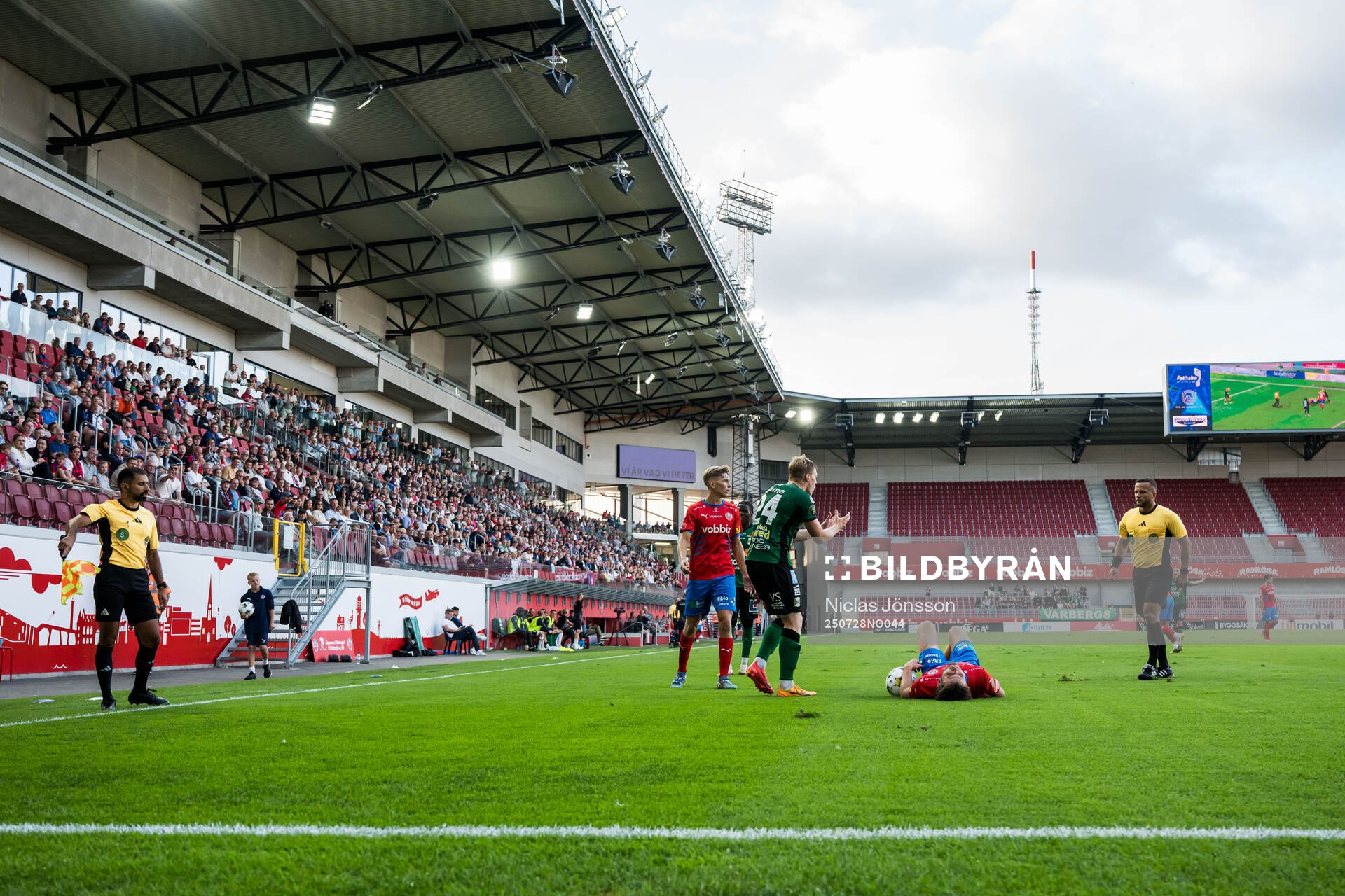 Varbergs Emil Hellman reagerar och Helsingborgs Wilhelm