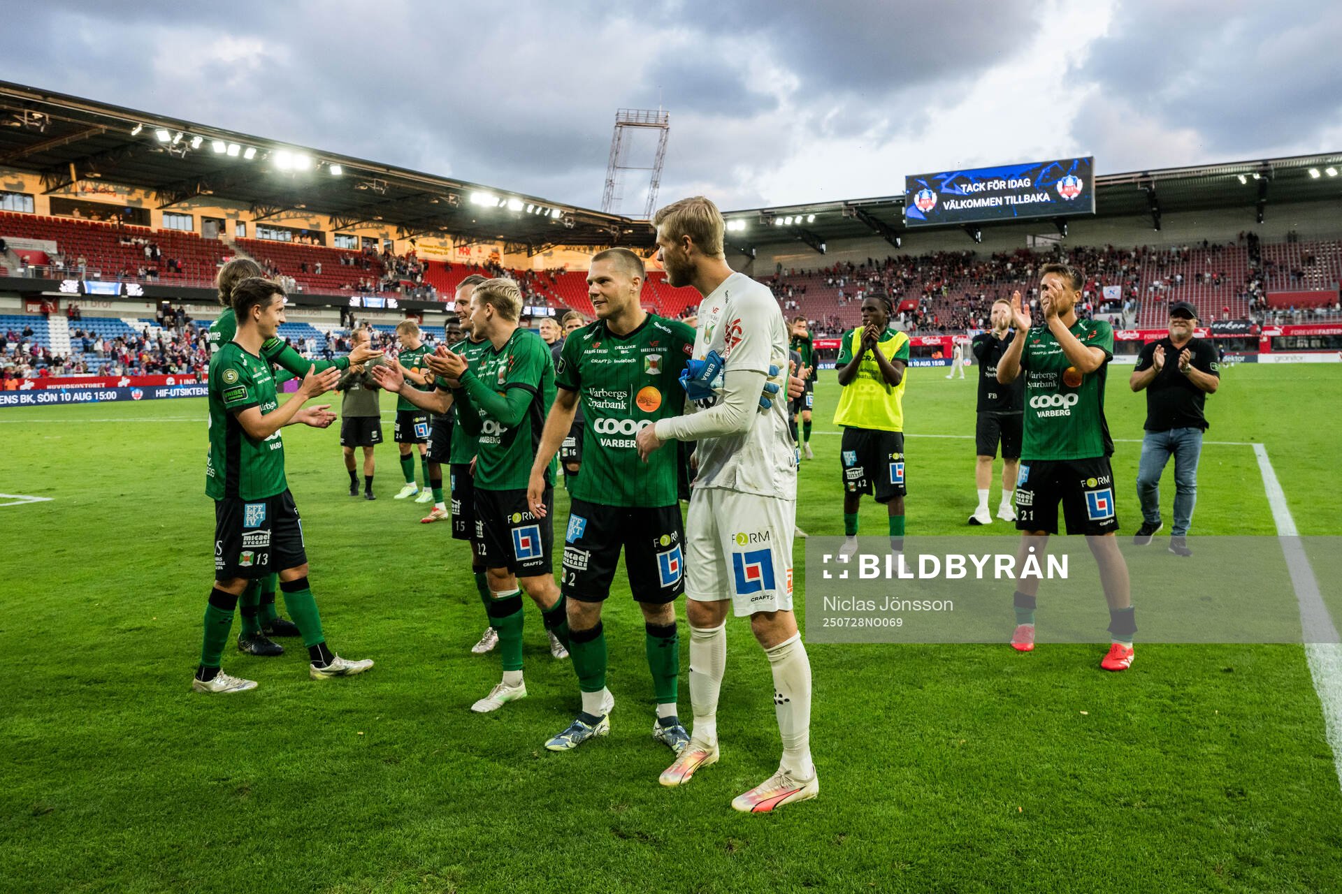 Varbergs Gustav Broman och målvakt Fredrik Andersson jublar