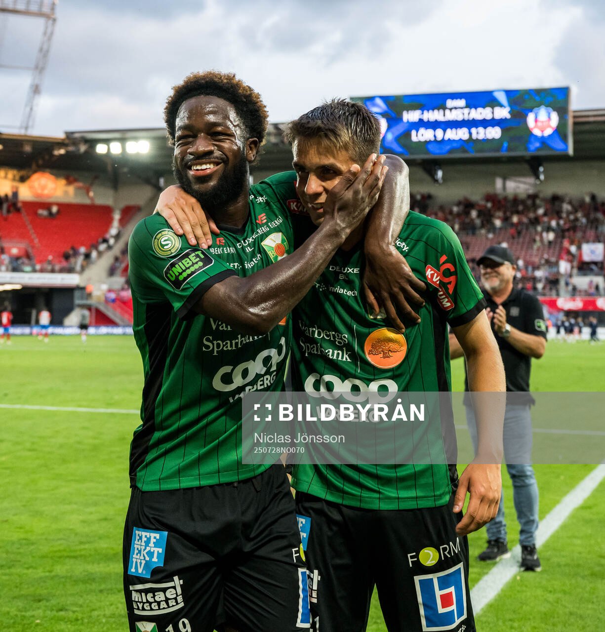 Varbergs Kevin Appiah Nyarko och Isak Vidjeskog jublar