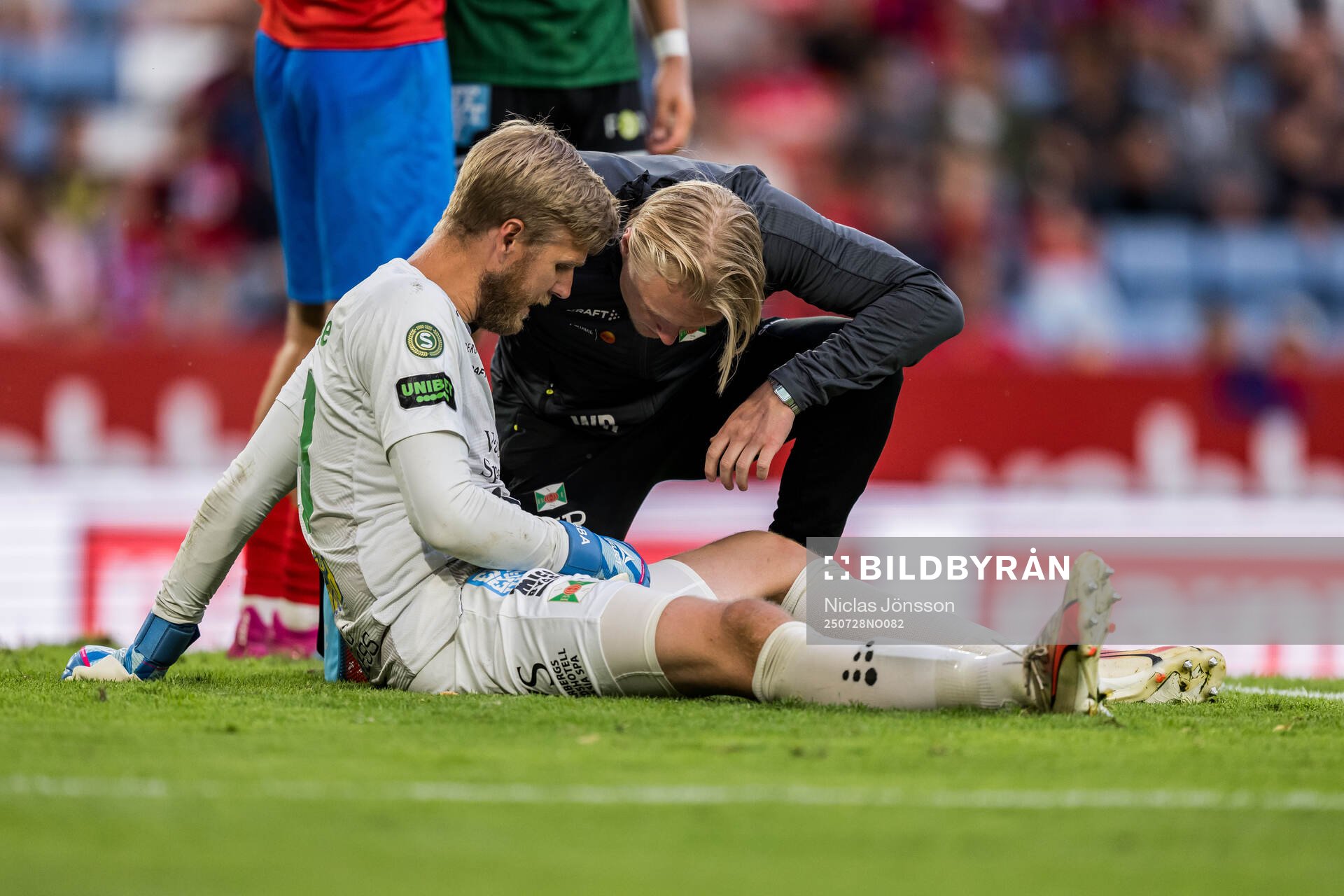 Varbergs målvakt Fredrik Andersson får vård av medicinsk
