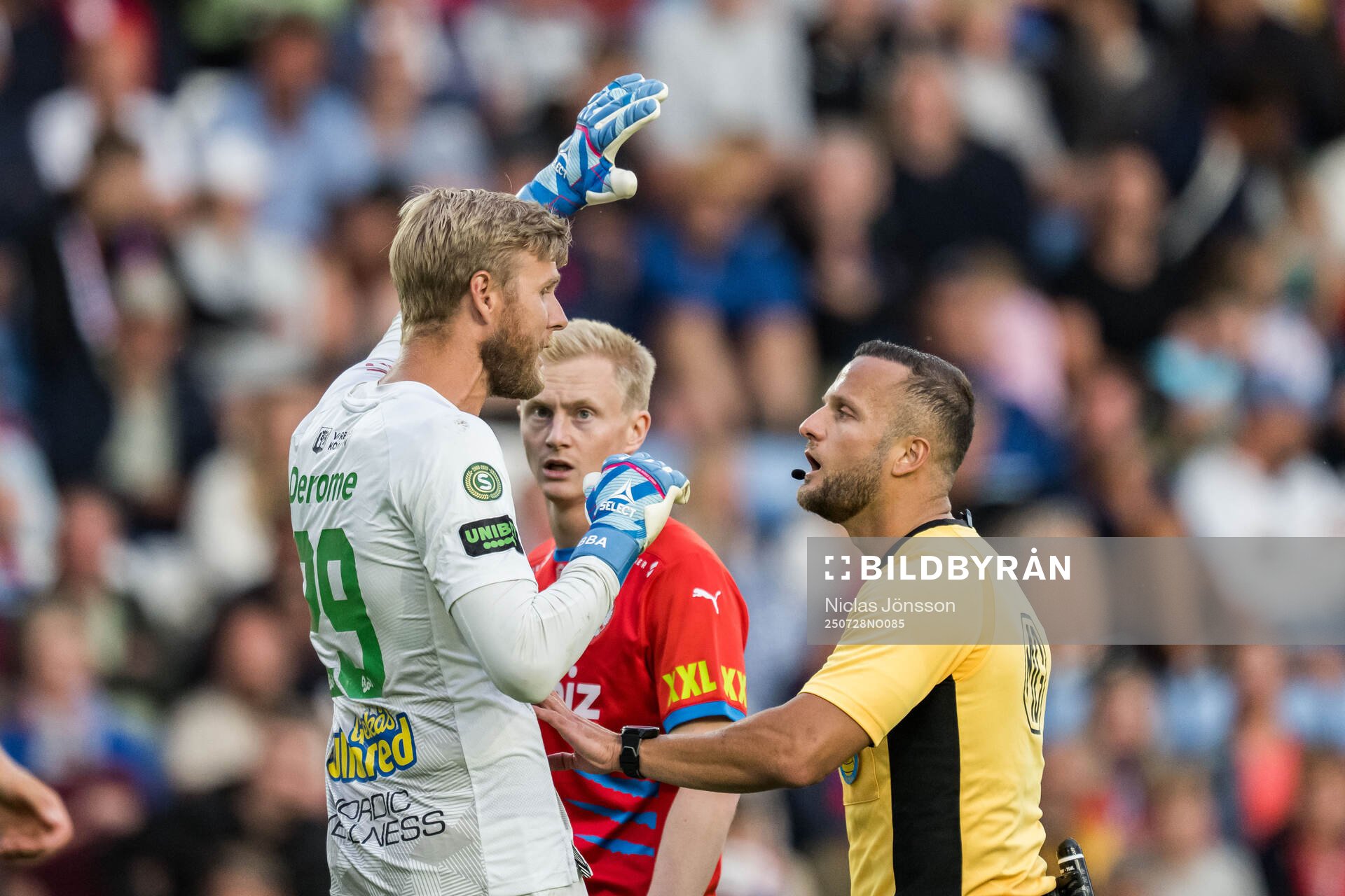 Varbergs målvakt Fredrik Andersson och Domare Rinon Hasani