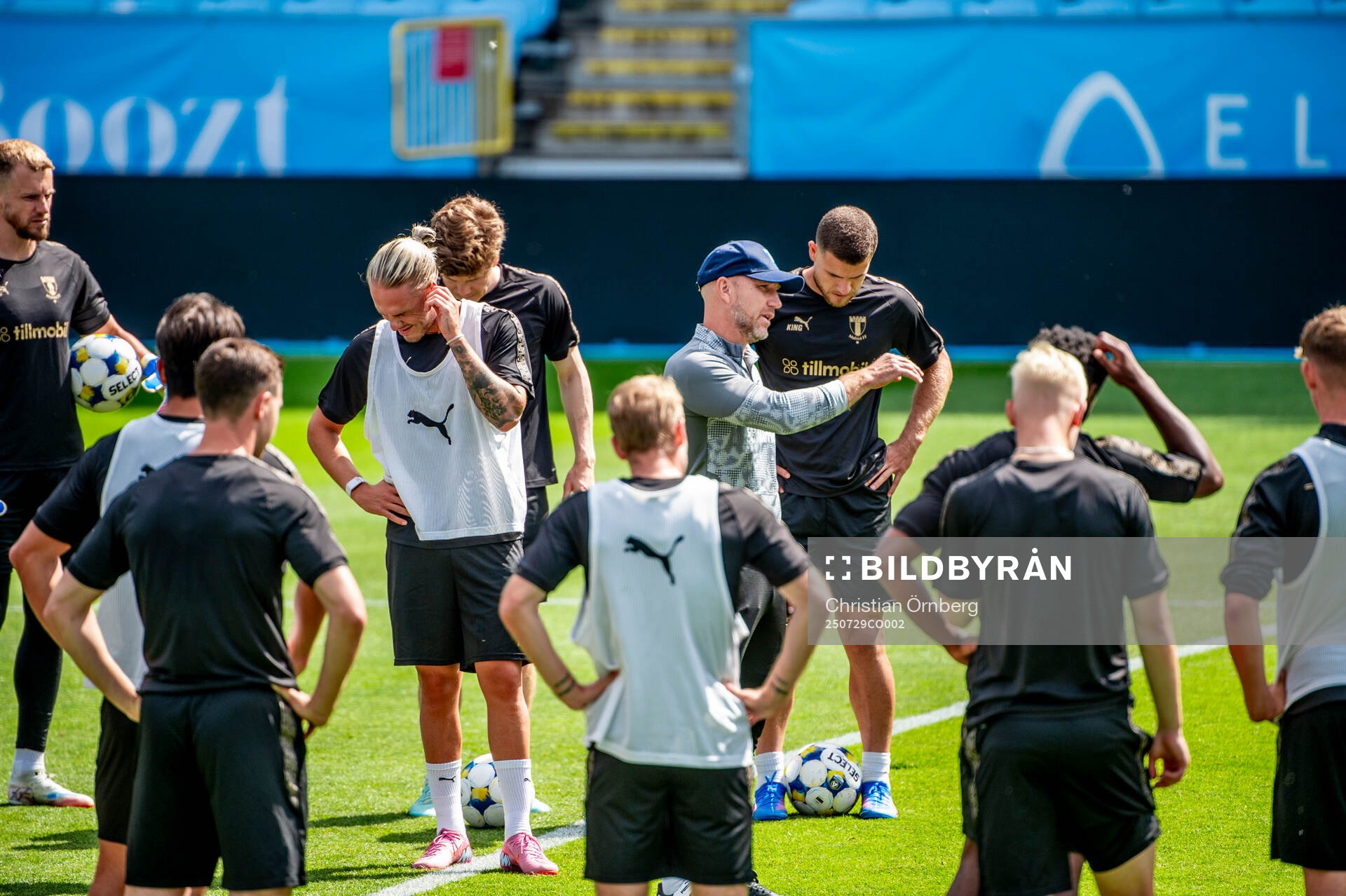 Head coach Henrik Rydström and the players
