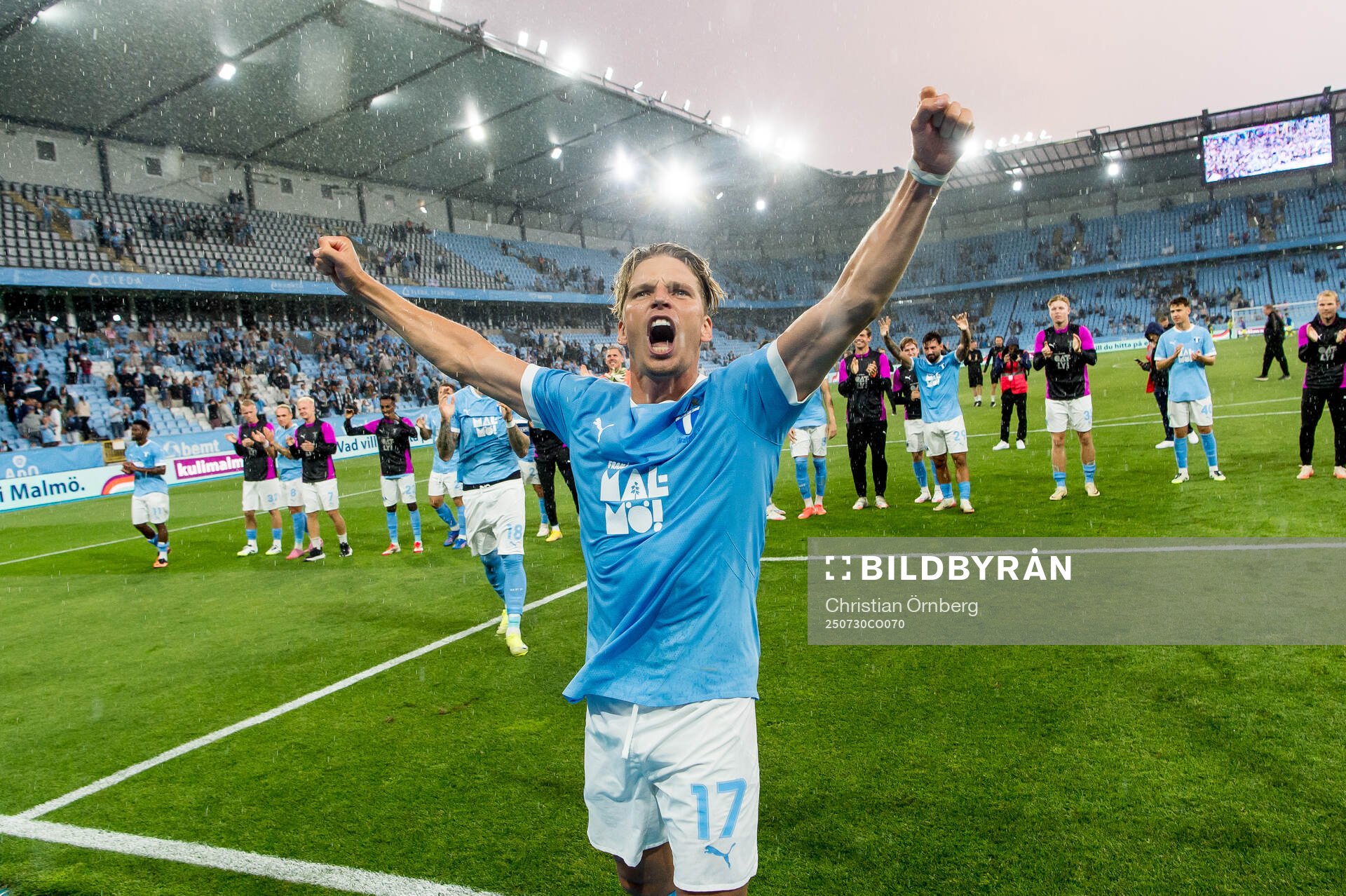 Jens Stryger Larsen of Malmö FF celebrates
