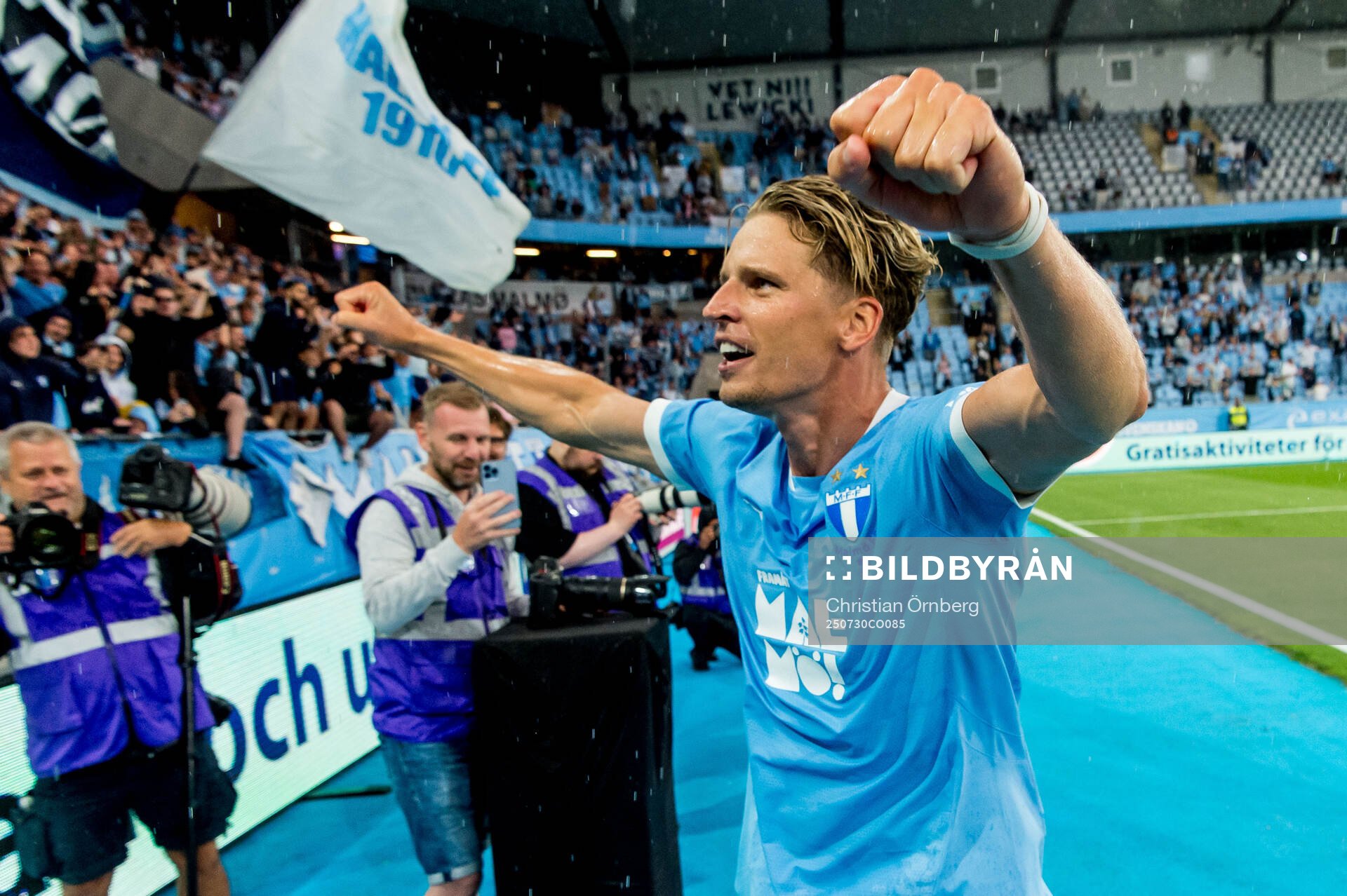 Jens Stryger Larsen of Malmö FF celebrates