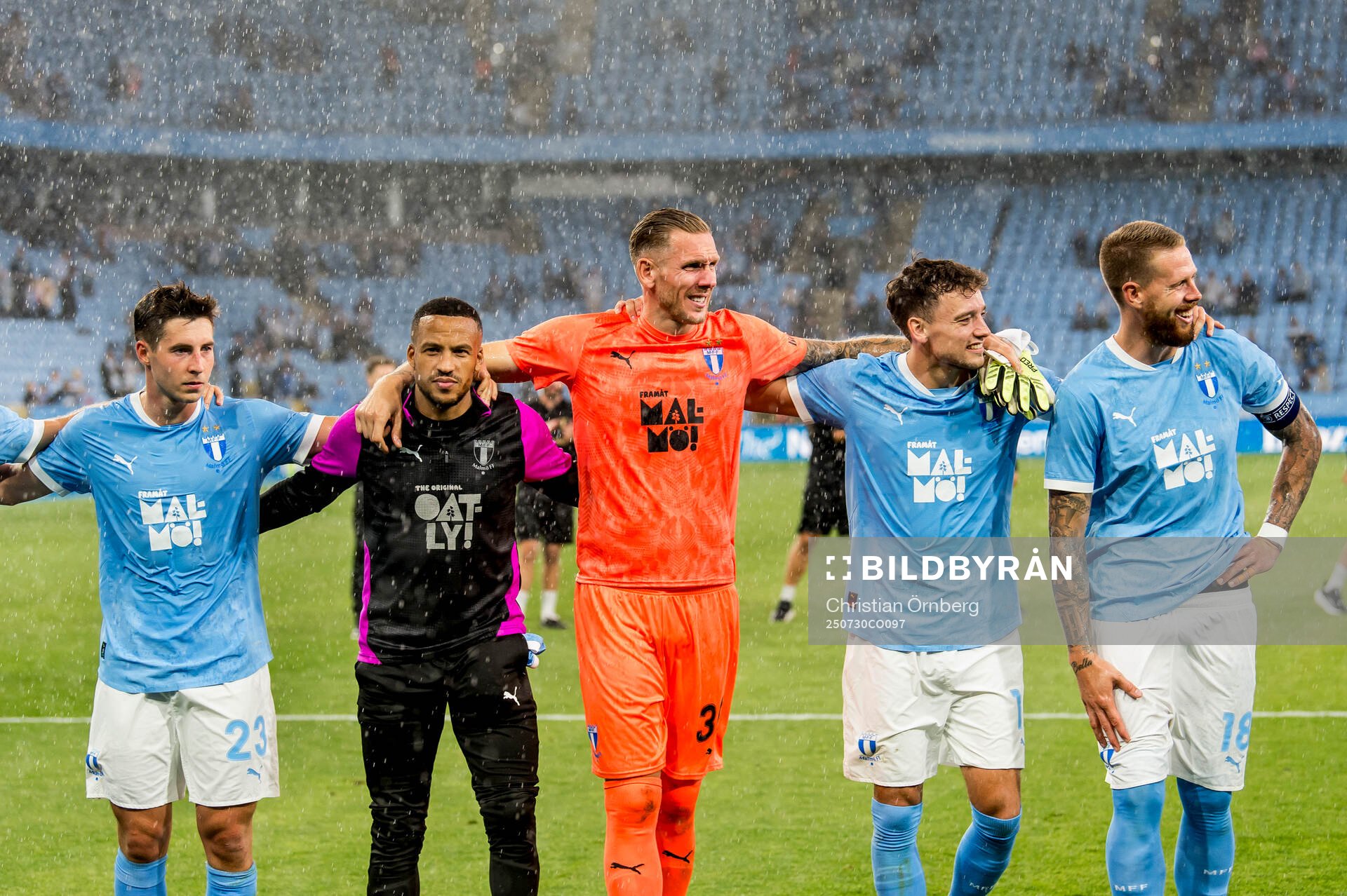 Goalkeeper Robin Olsen the players of Malmö celebrates