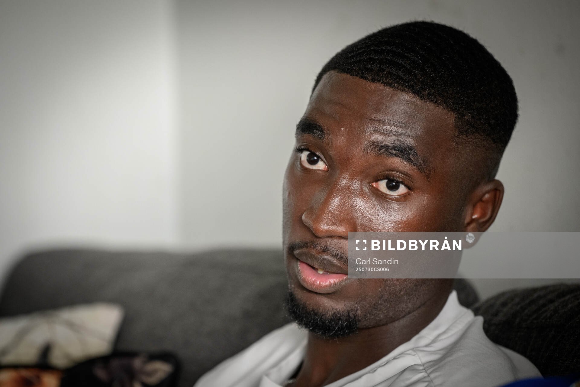 Fotbollsspelaren Emmanuel Tannor blir intervjuad