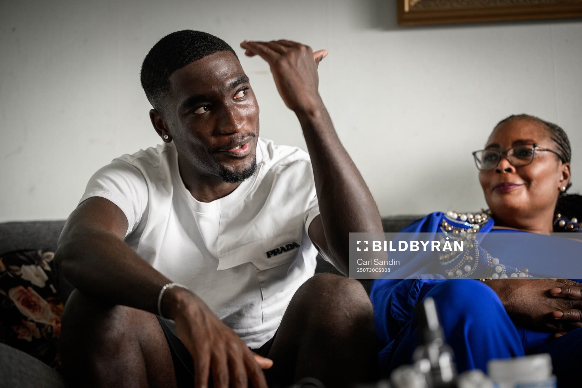 Fotbollsspelaren Emmanuel Tannor blir intervjuad