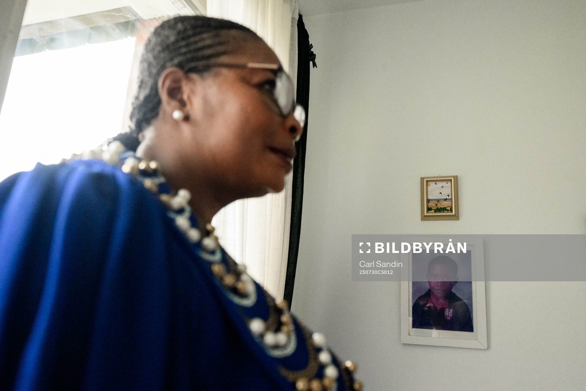 Fotbollsspelaren Emmanuel Tannor blir intervjuad