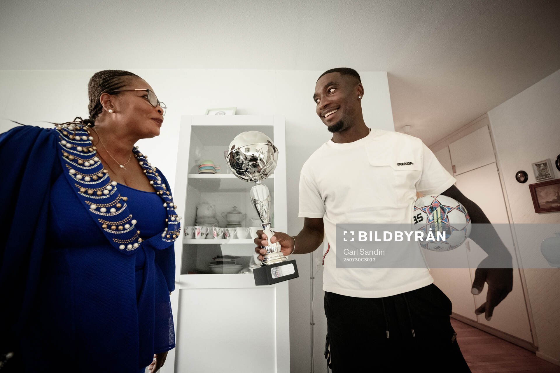 Fotbollsspelaren Emmanuel Tannor blir intervjuad