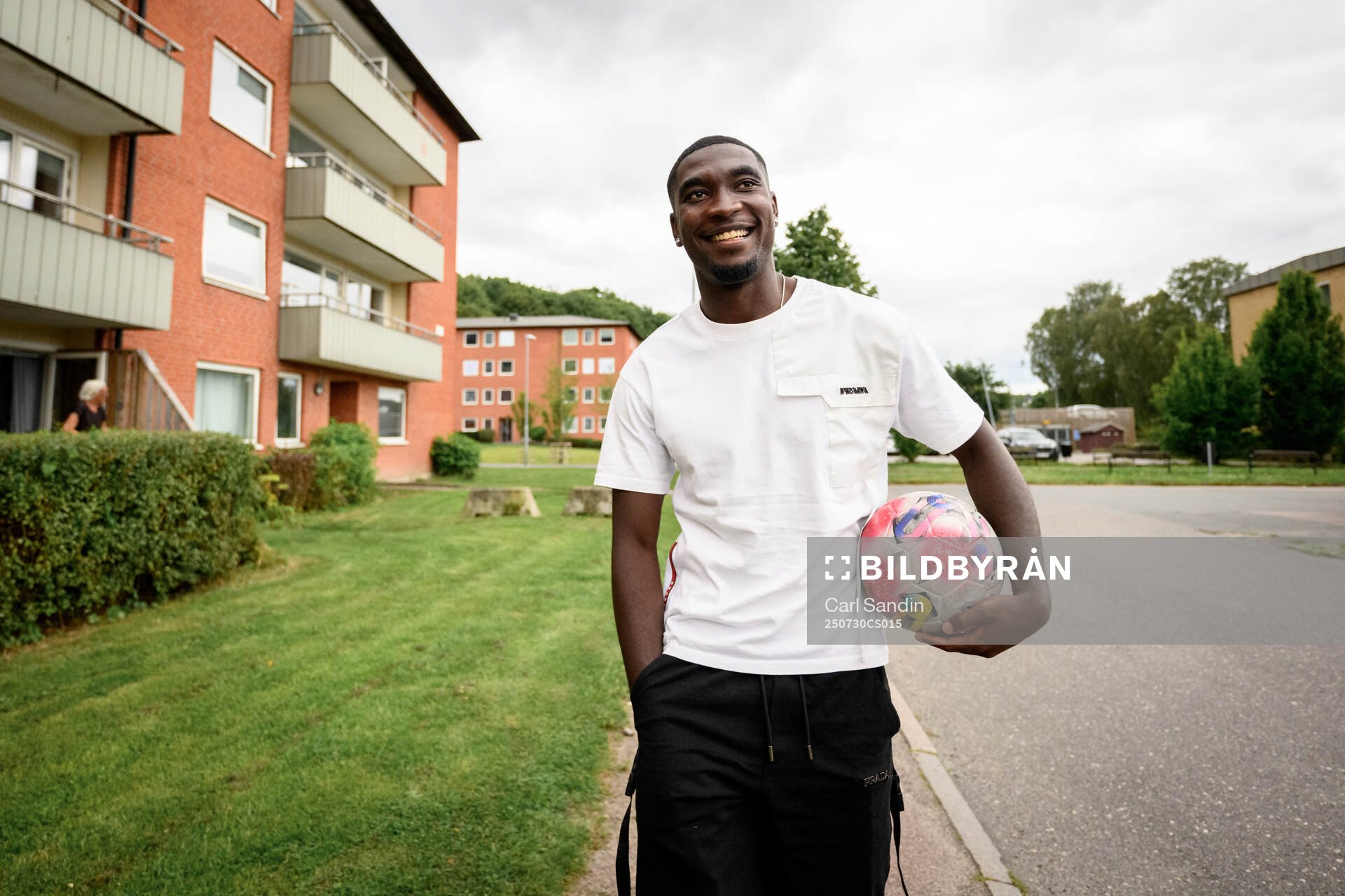 Fotbollsspelaren Emmanuel Tannor blir intervjuad
