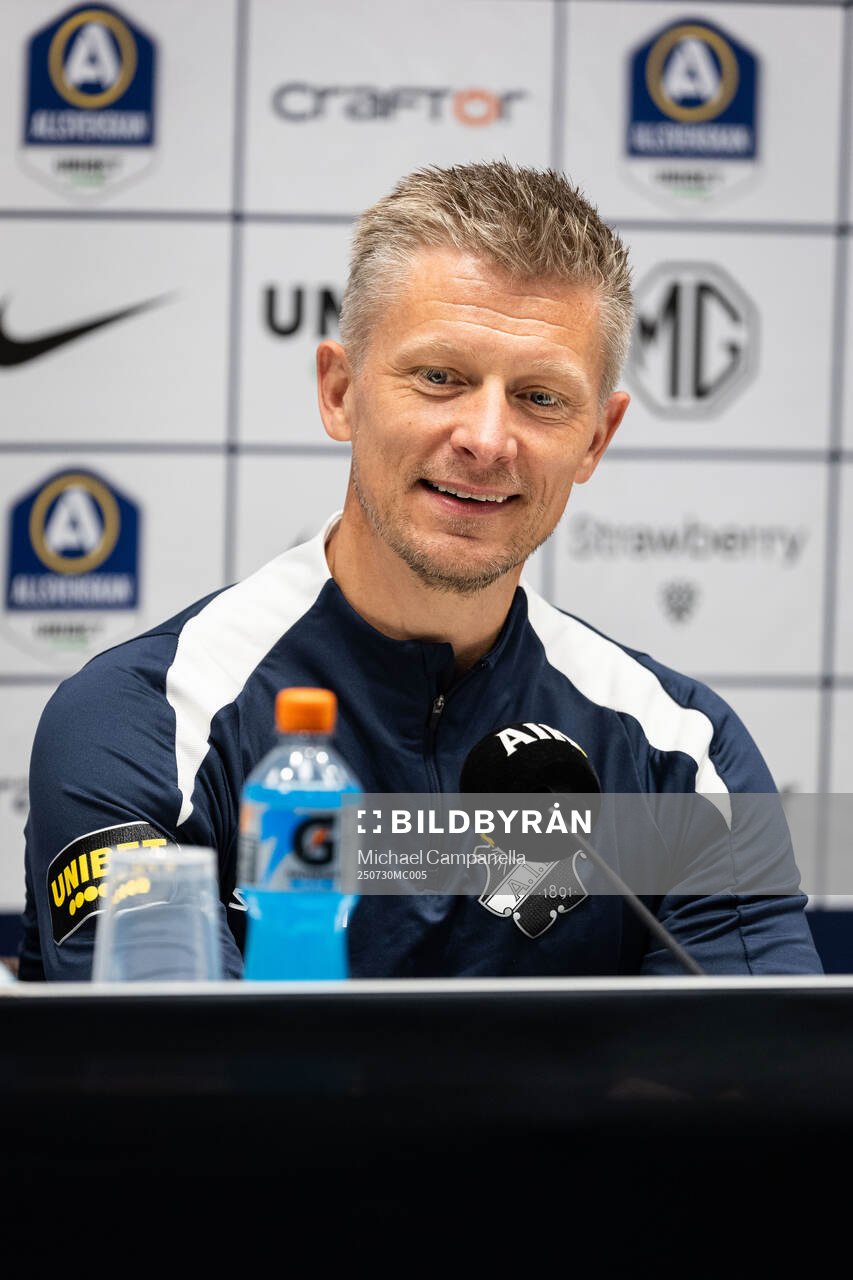 AIK head coach Mikkjal Thomassen