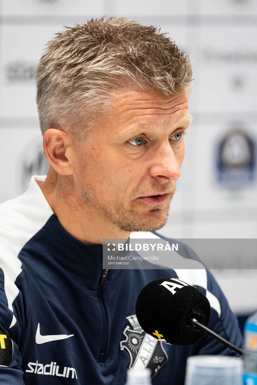 AIK head coach Mikkjal Thomassen