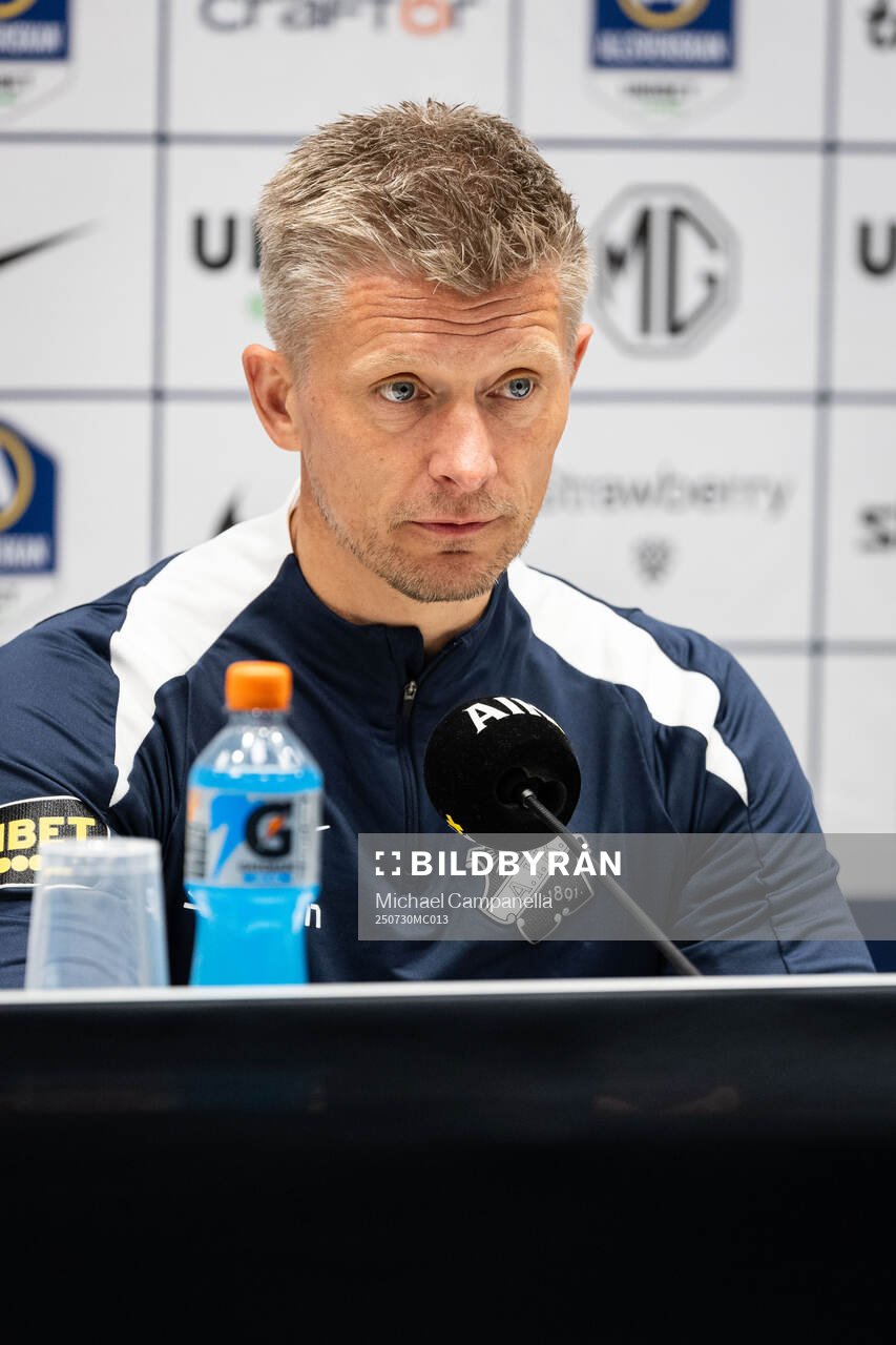 AIK head coach Mikkjal Thomassen