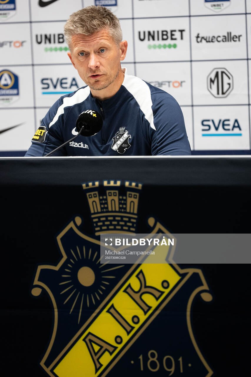 AIK head coach Mikkjal Thomassen