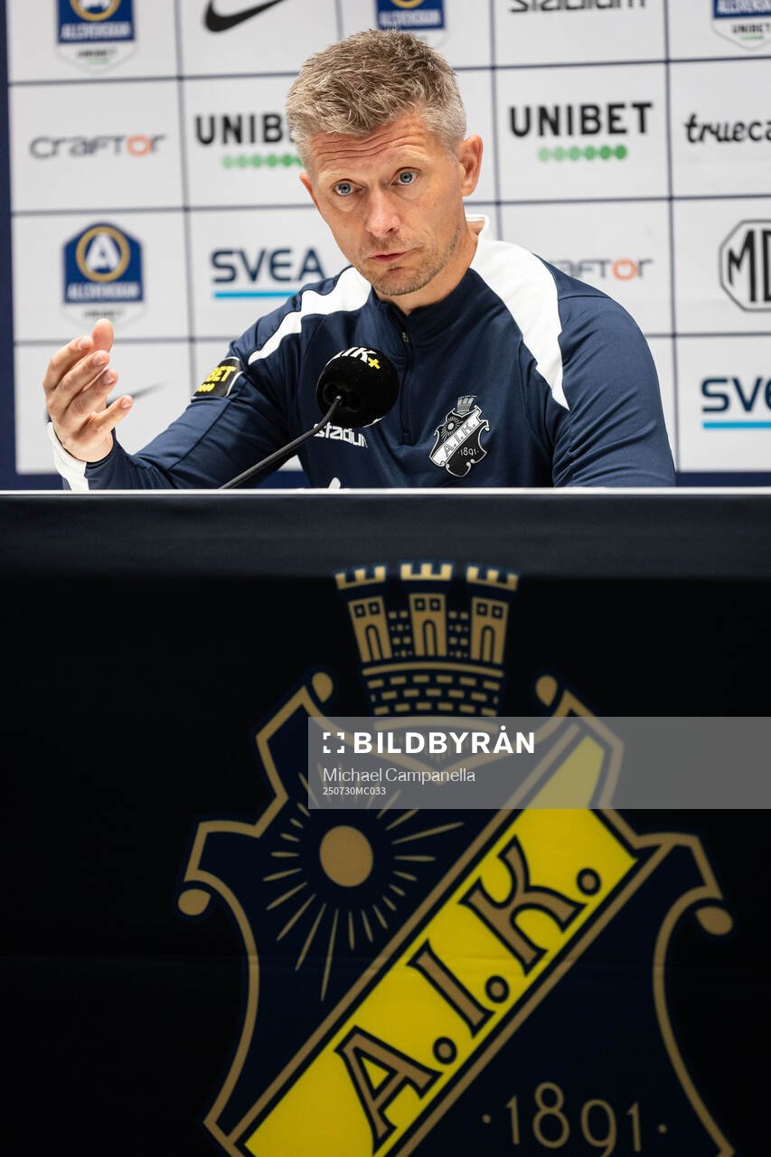 AIK head coach Mikkjal Thomassen